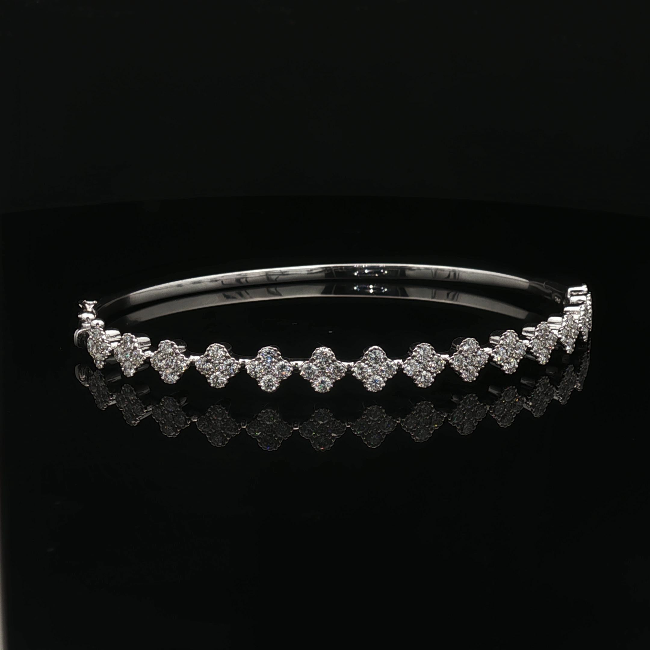 Un braccialetto di diamanti in oro bianco 18 carati elegante e moderno, progettato per incarnare un'eleganza e una raffinatezza senza tempo. Questo squisito pezzo presenta diamanti tondi taglio brillante perfettamente tagliati che brillano a ogni