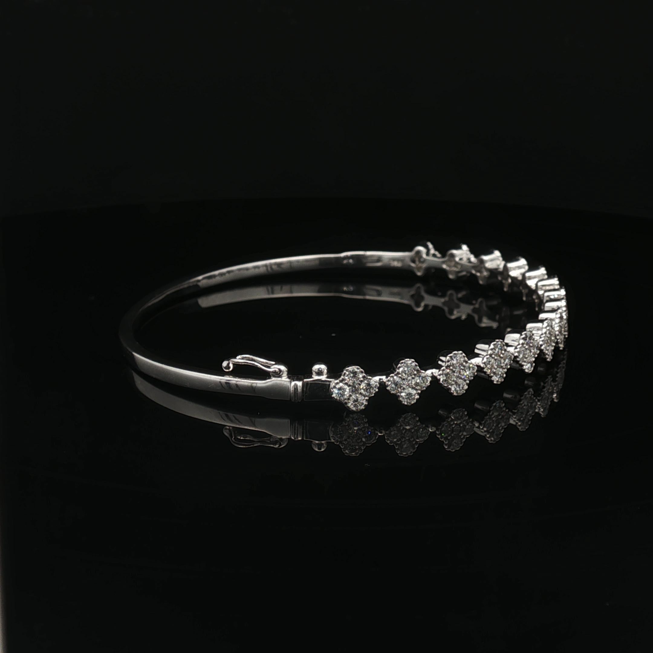 Artigiano Bangle - Oro bianco 18 carati con diamanti rotondi in vendita