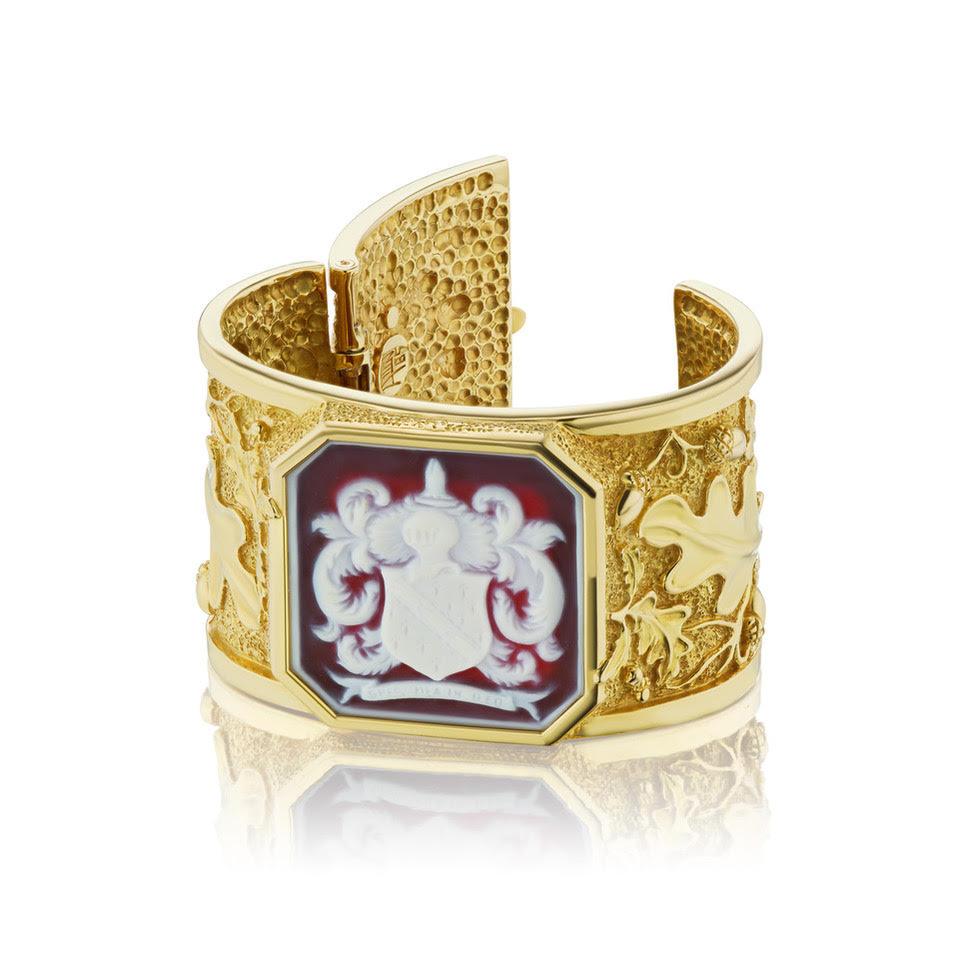 A Noble Armorial Crest Carved Agate Latin Inscribed 'My Trust Is In God' 18kt Gold Spring Open Cuff Bangle. The Bangle is Carved With Oak Leaves Representing Faith And Power. A Wonderful Unique Piece Of Heirloom Jewelry.
96.8 dwts.18kt Yellow
