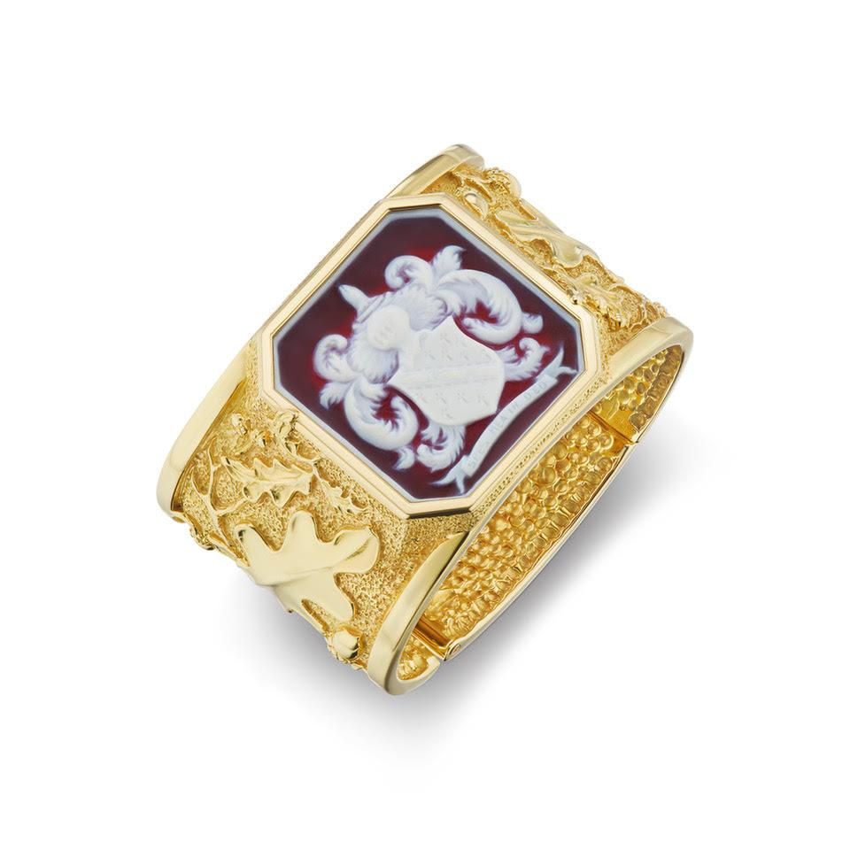 Noble Armorial Crest Agate Cameo Gold Cuff Bangle In Excellent Condition In Feasterville, PA