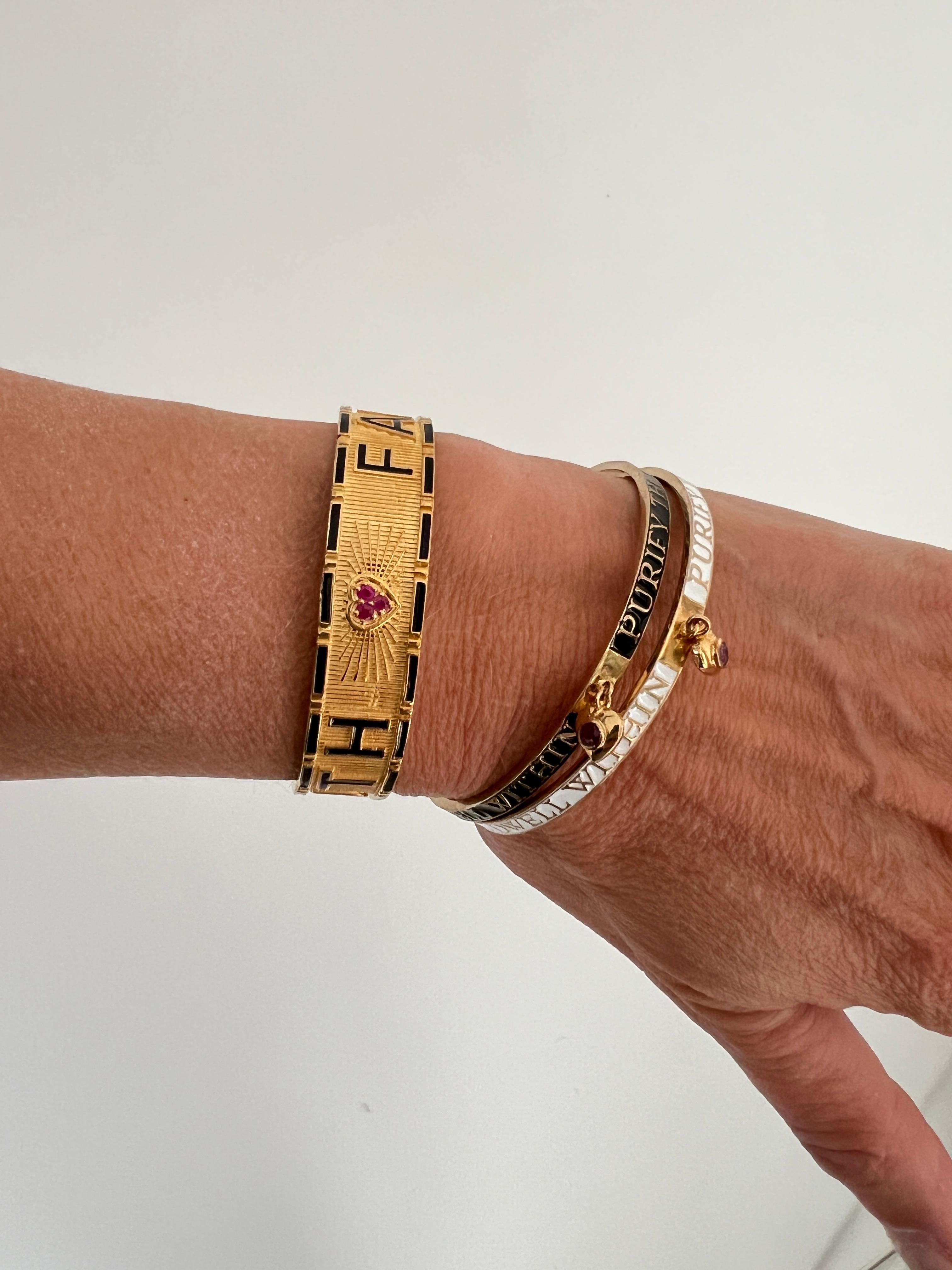 Bangle Smalto nero Cuore di rubino in vendita 3