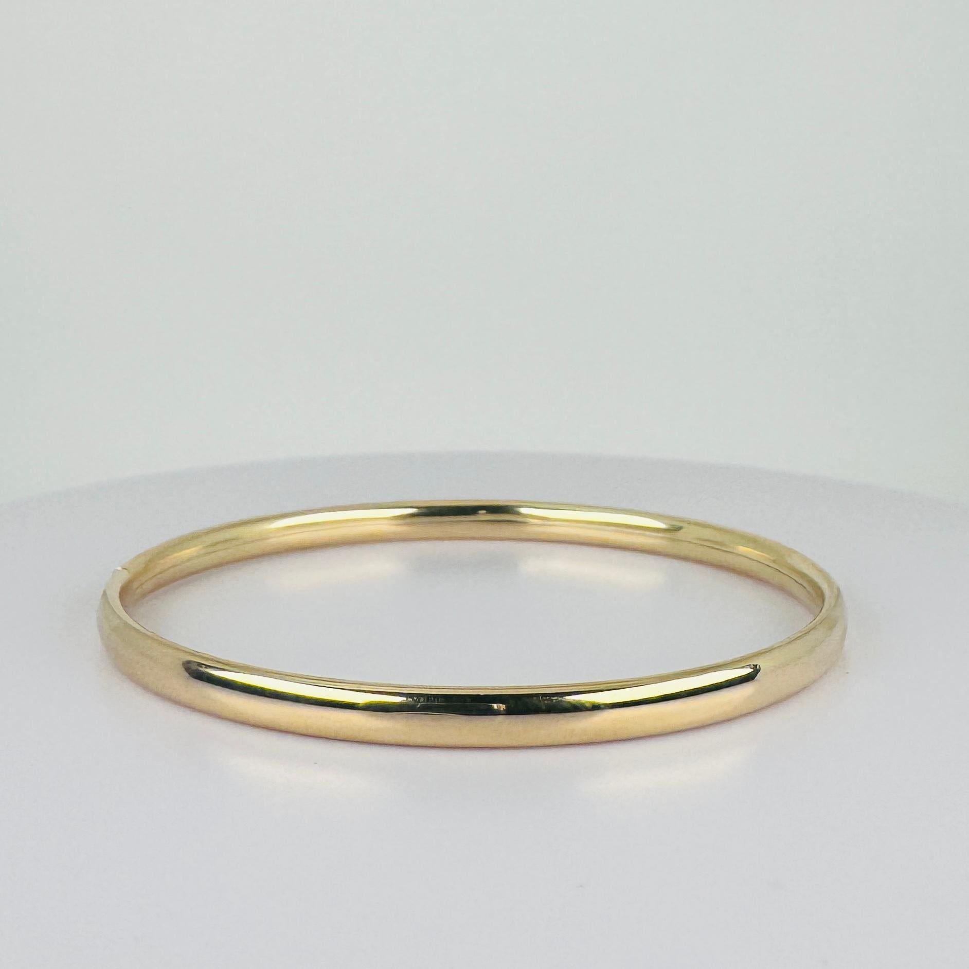 Rehaussez votre collection de bijoux avec cet exquis bracelet bangle en or jaune 14 carats d'occasion. Cette pièce classique et intemporelle est dotée d'un élégant fermoir en forme de seau pour un port sûr. Classique, élégant et éternel ! Mesurant