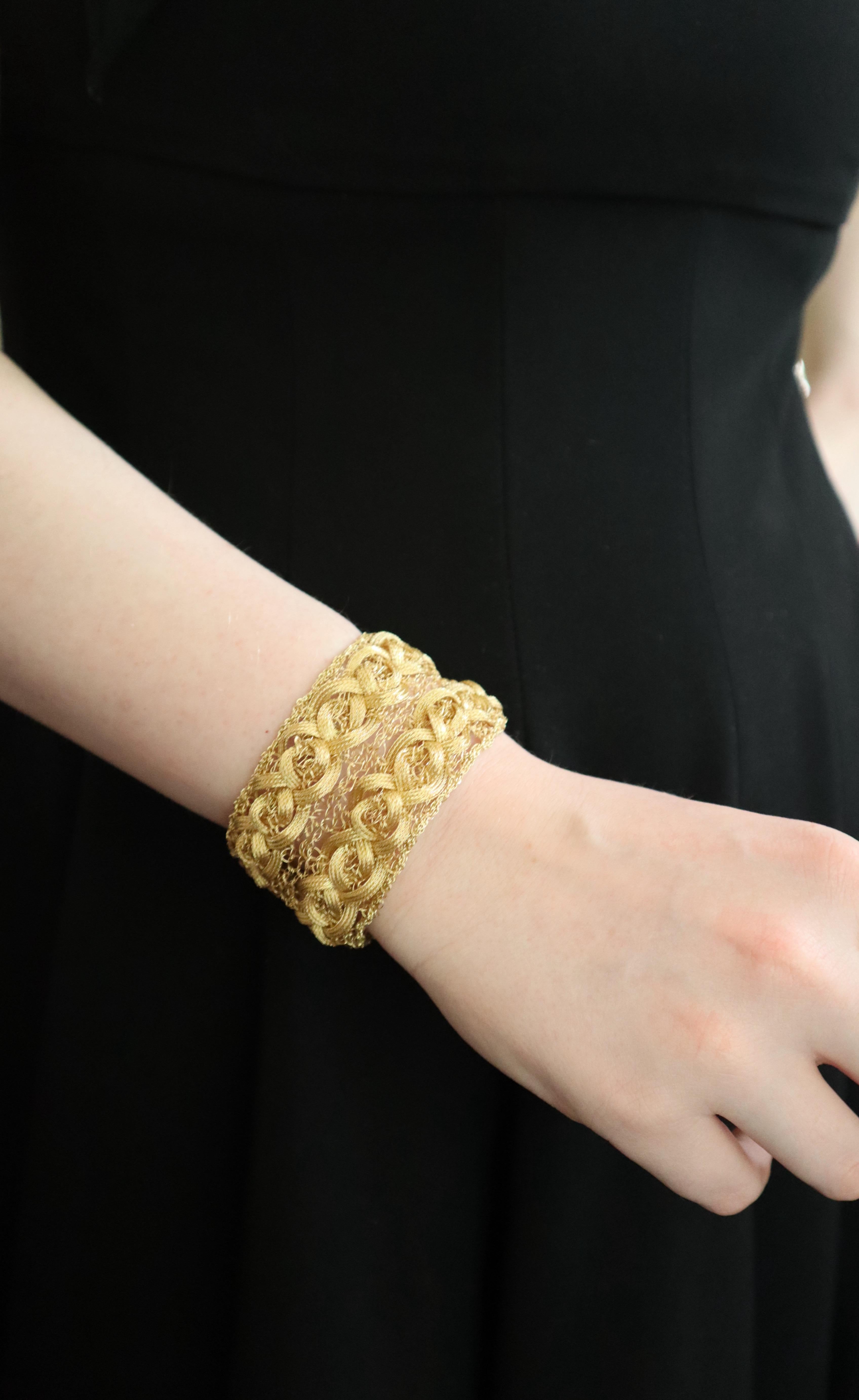 Gold thread cuff bracelet Braided mesh 2 braids on a mesh background in 18 carat yellow gold. 
Flexible bracelet in 18-carat (750 thousandths) yellow gold
Length: 18 cm Width: 4 cm
Net weight: 56.6 g 
Eagle head Hallmark
