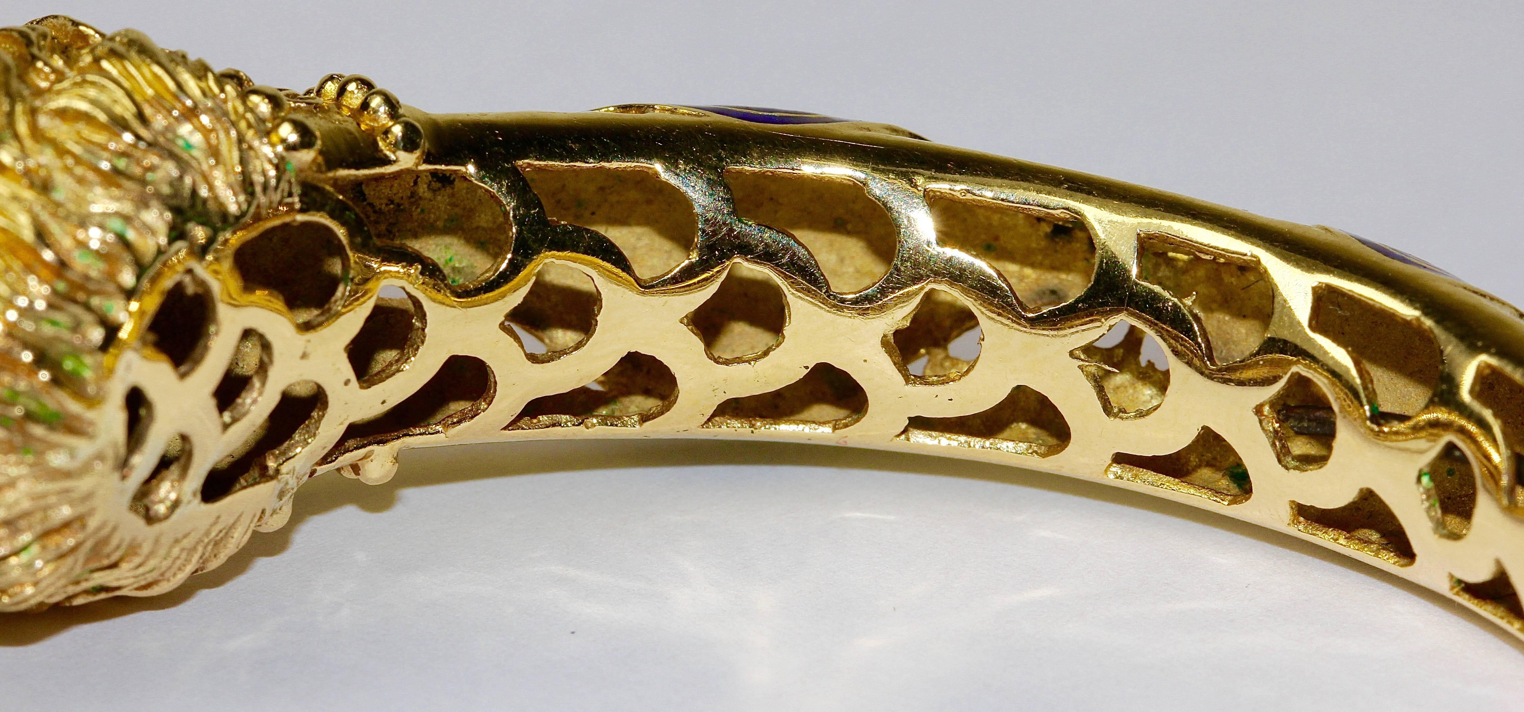 Round Cut Bangle, Bracelet, as Lion Heads, 18k Gold with Enamel For Sale