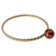 Bracciale rigido con ciondolo a forma di sfera celeste, stella e diamante, smalto rosso