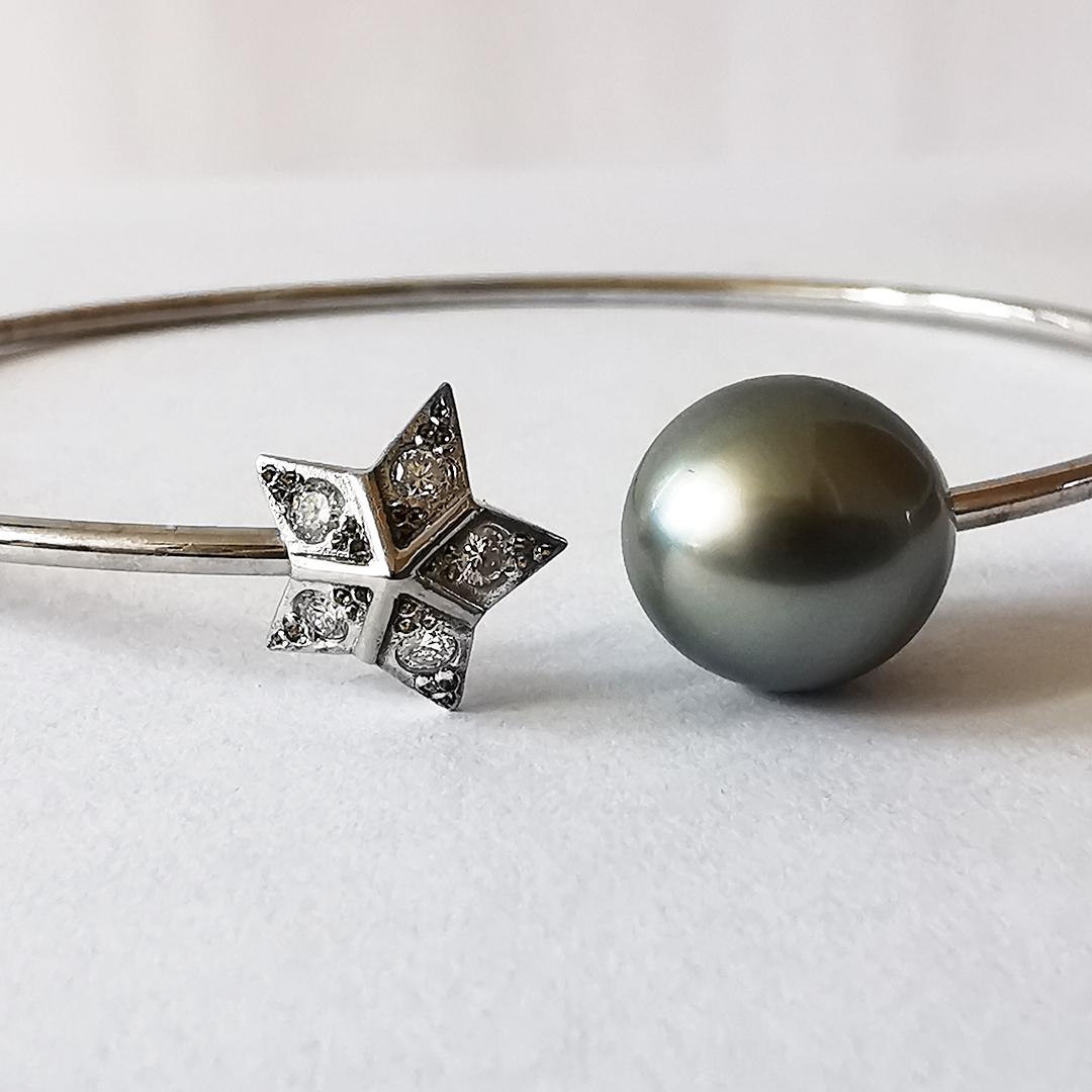 Contemporary Bangle Bracelet in 18 Karat White Gold with a Diamond Star and Tahitian Pearl