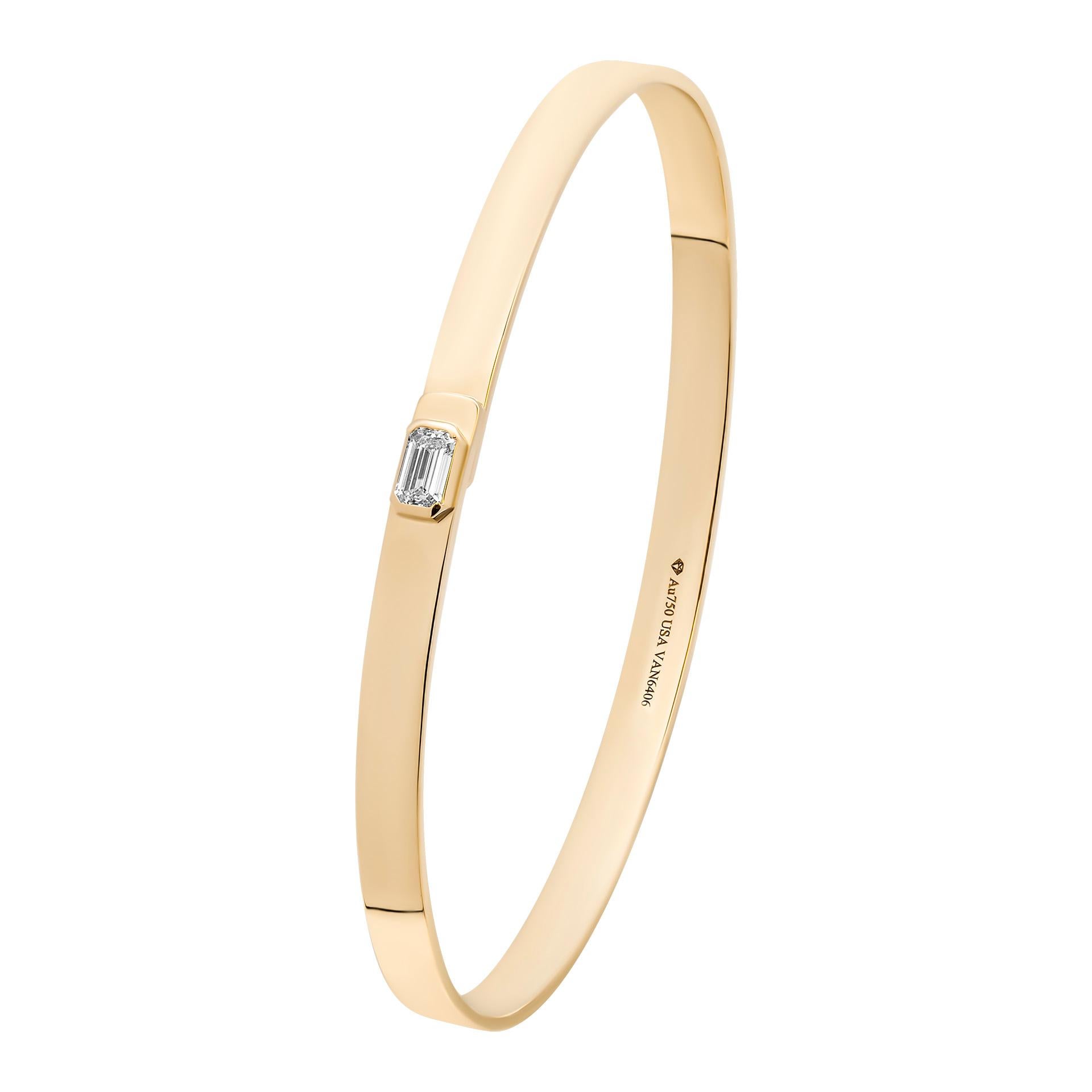 Modern Bangle bracelet in 18K Yellow Gold For Sale