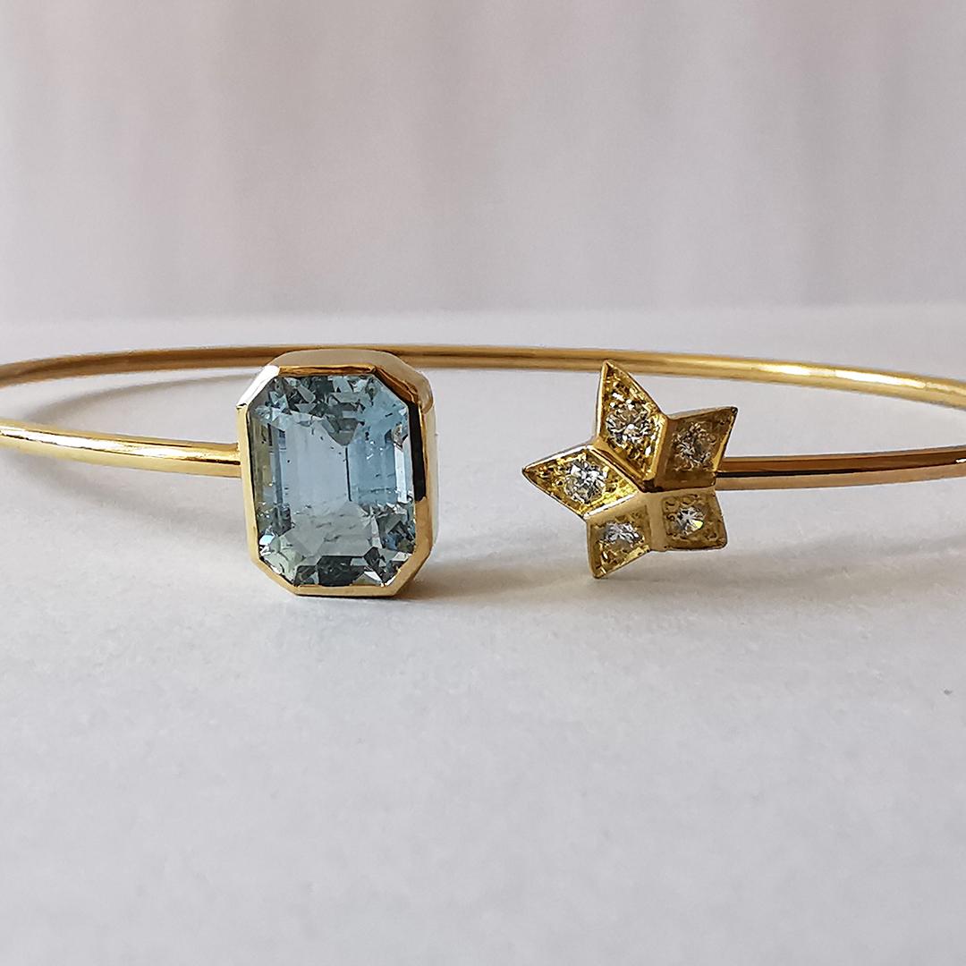 Contemporary Bangle Bracelet in 18 Karat Yellow Gold with a Diamond Star and an Aquamarine For Sale