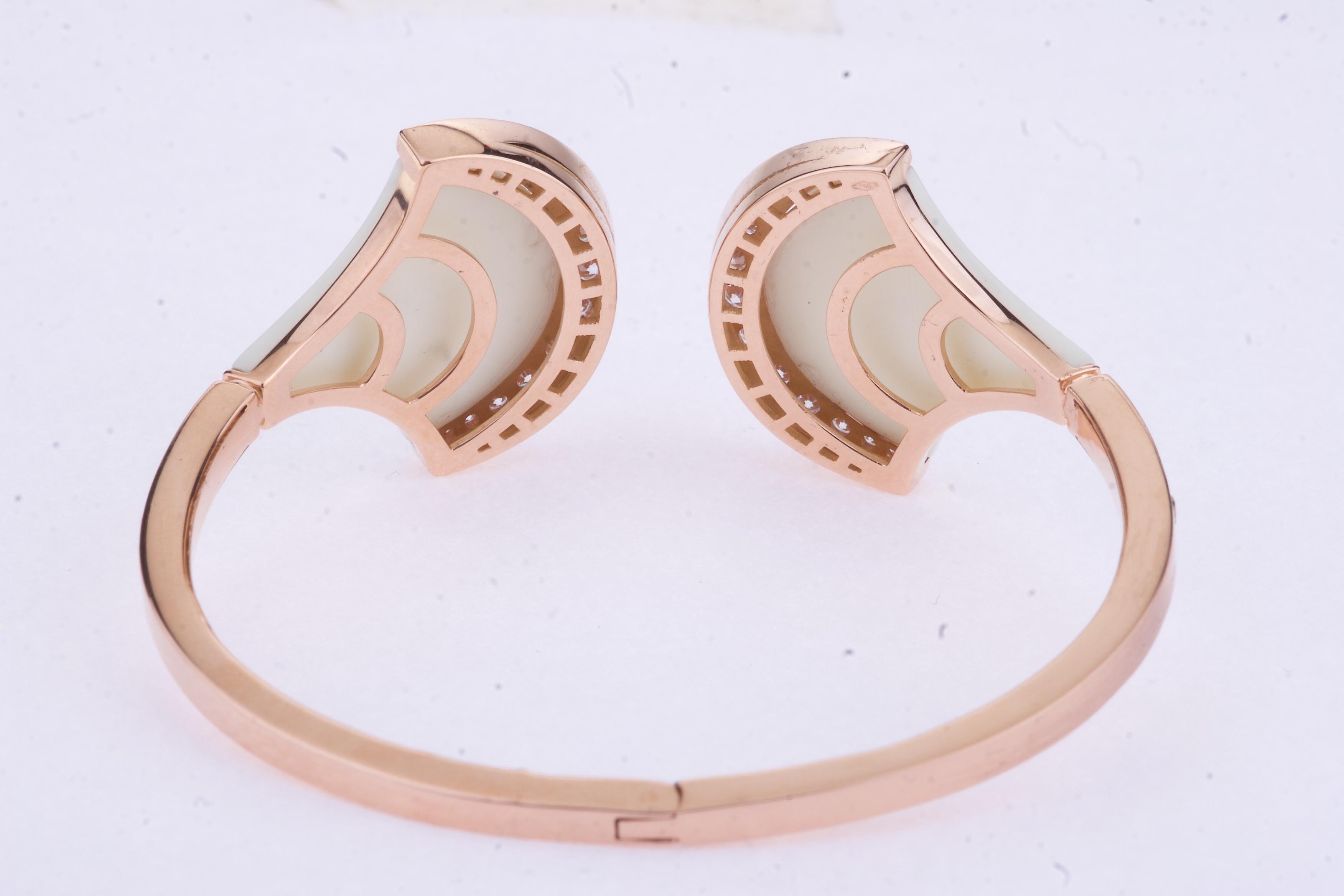 Exclusive Wave Bangle Rose Gold with White Ceramic and Diamonds In New Condition For Sale In Roma, IT