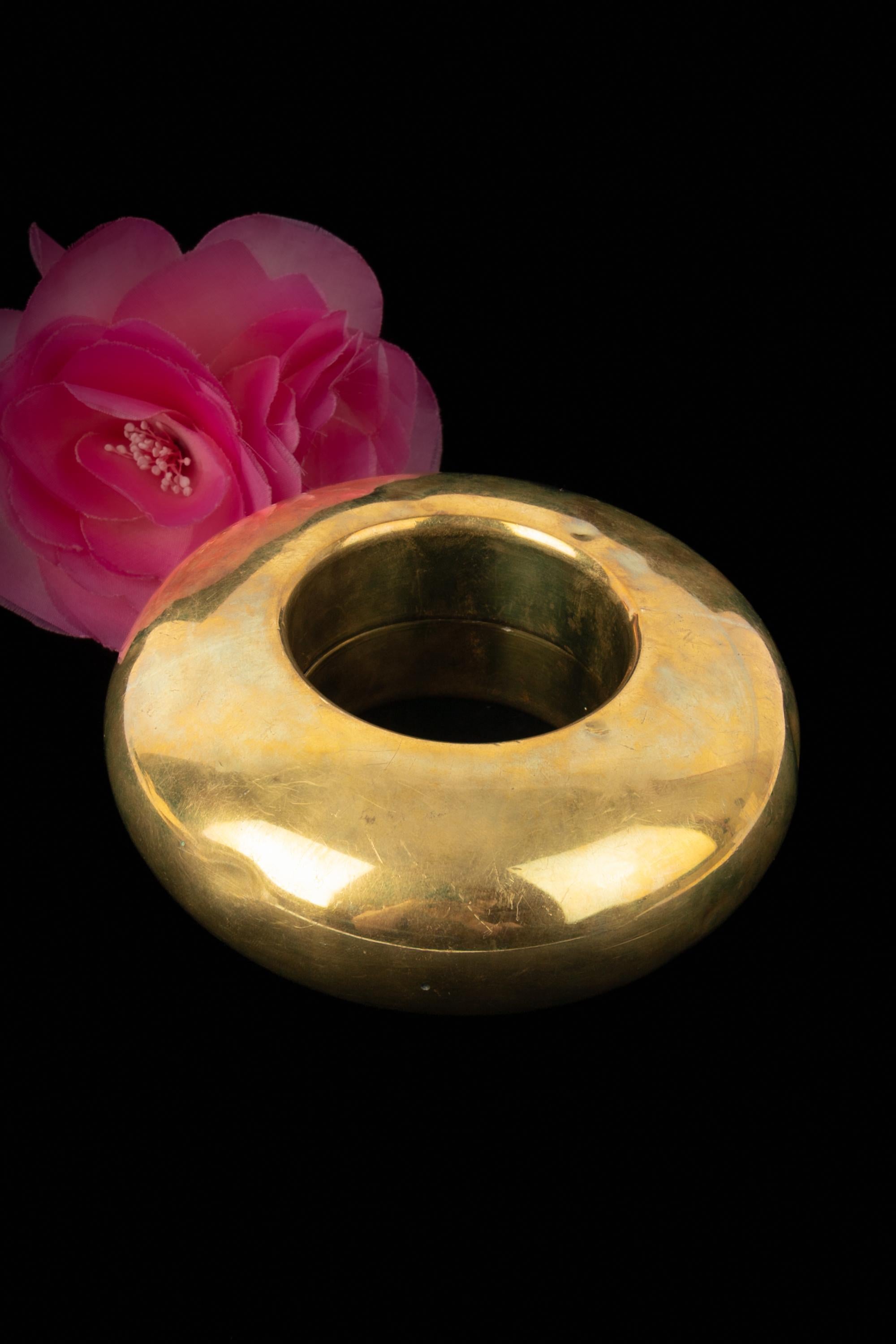 Mugler - Bracciale bangle in bronzo dorato di grande effetto. Condizioni generali molto buone, con alcuni segni di usura e segni nel metallo. Collezione Haute Couture del 1990 circa, sotto la direzione artistica di Thierry Mugler.

Condizioni: