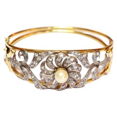 Bangle bracelet with flowers and pearl in yellow and white 18k gold