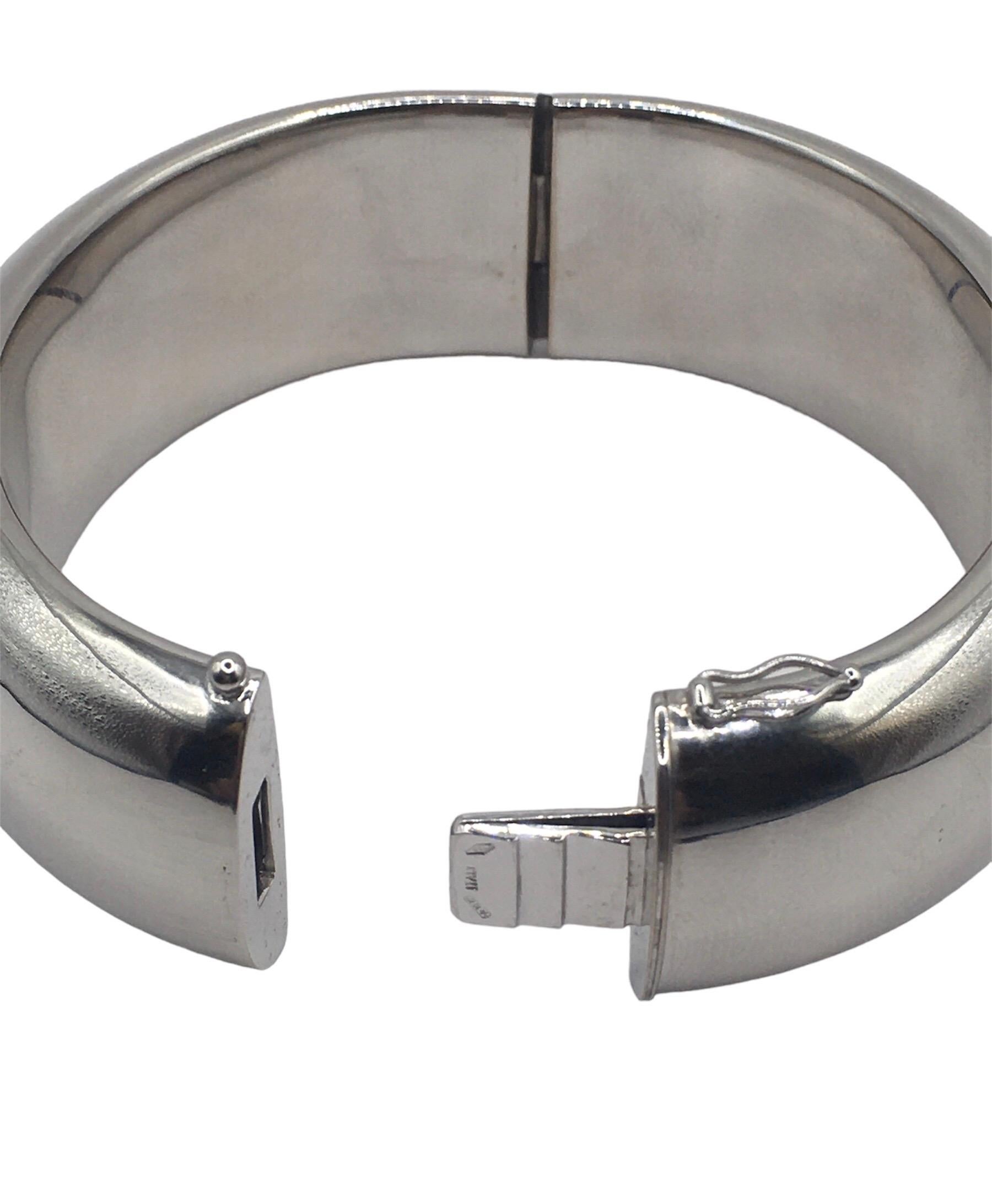 Essence bangle in 18 kt  white gold 
This classic collection in Micheletto tradition 

the total weight of the gold is  gr 70,60

STAMP: 10 MI ITALY 750

The full set is available