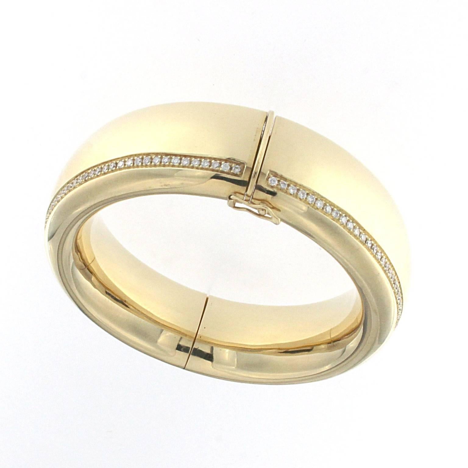 Taille brillant Bracelet jonc de la collection « Essence » en or jaune 18 carats et diamants en vente