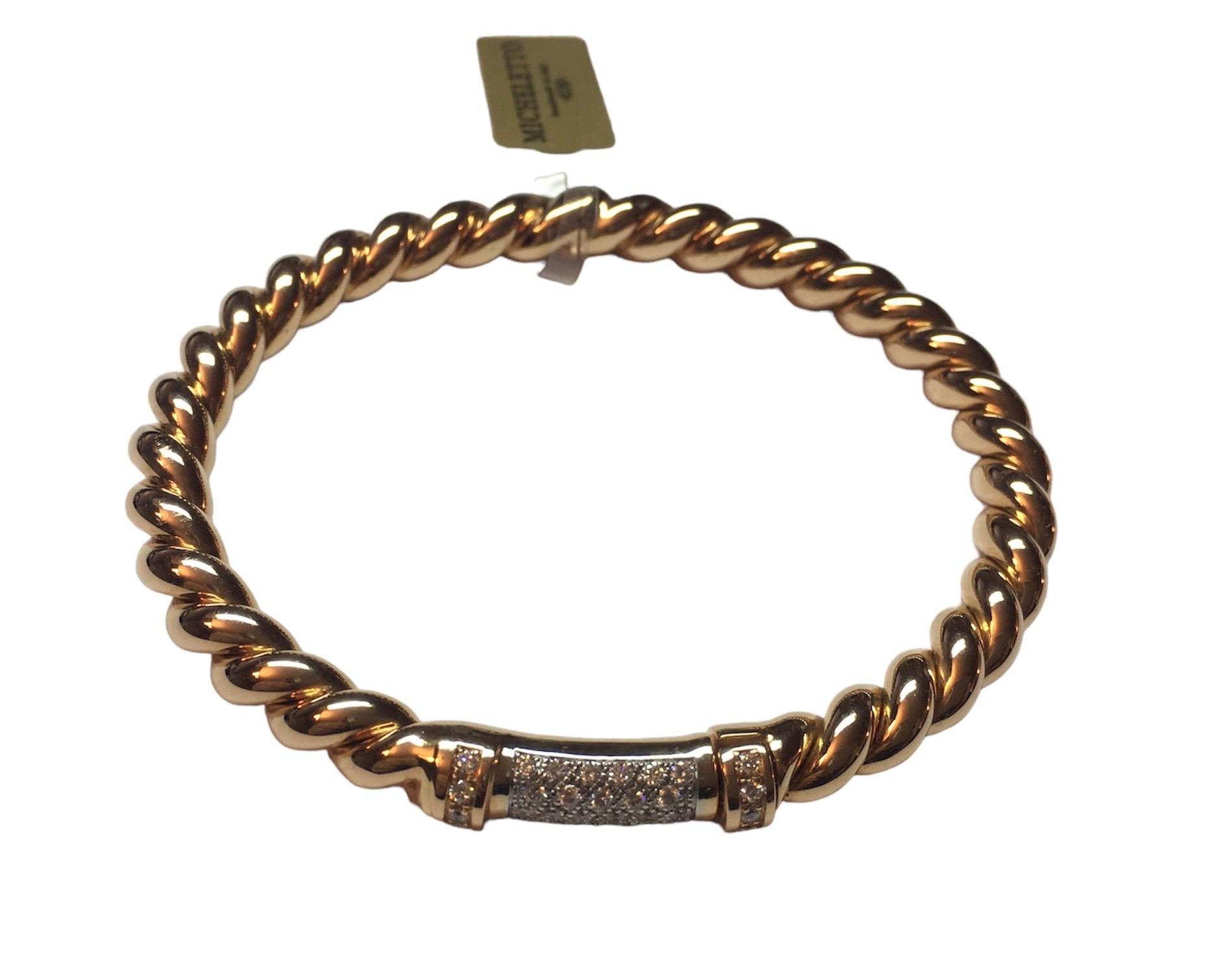 ntroduciamo il Rope Bangle della tradizionale collezione Micheletto, un capolavoro realizzato in oro rosa 18 carati e impreziosito da brillanti bianchi. Questo squisito braccialetto incarna un'eleganza e una raffinatezza senza tempo, rendendolo