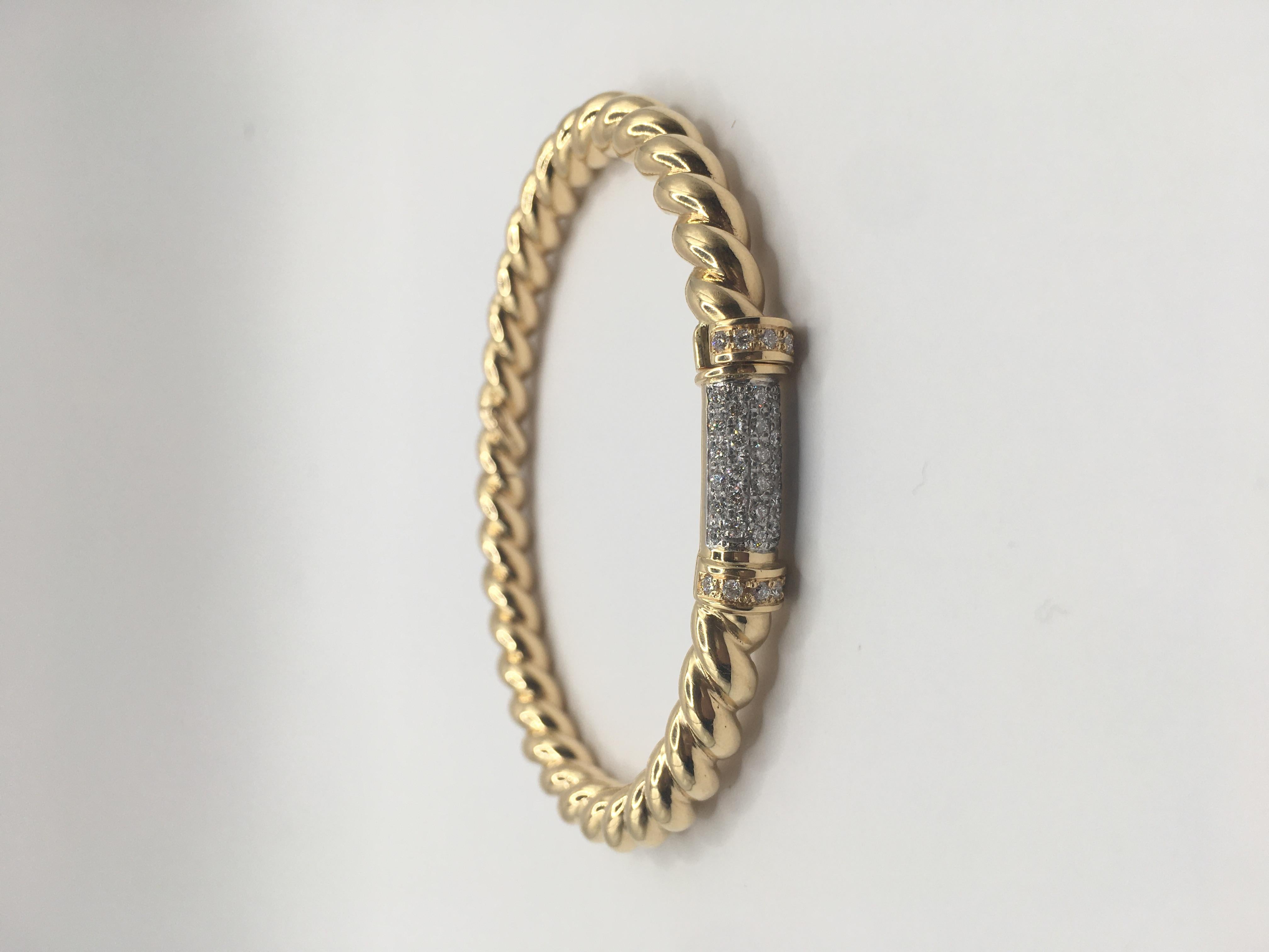 Lassen Sie sich von der zeitlosen Eleganz des Rope Bangle aus der traditionellen Micheletto Collection verzaubern. Er ist sorgfältig aus luxuriösem 18-karätigem Gelbgold gefertigt und mit funkelnden weißen Diamanten besetzt. Dieses exquisite Stück