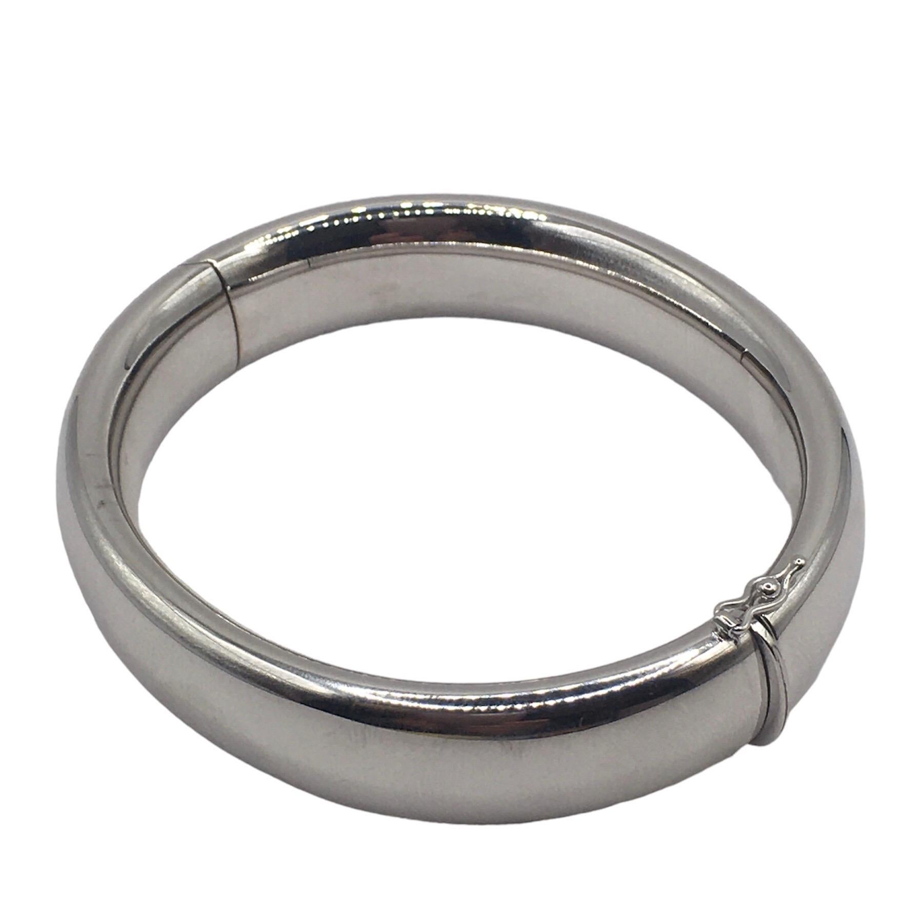 Eleva la tua eleganza con il bracciale Eleg, un pezzo senza tempo della classica tradizione Micheletto. Realizzato meticolosamente in oro bianco 18 kt, questo braccialetto incarna la raffinatezza e il fascino del lusso. 

- Materiale: Oro bianco 18