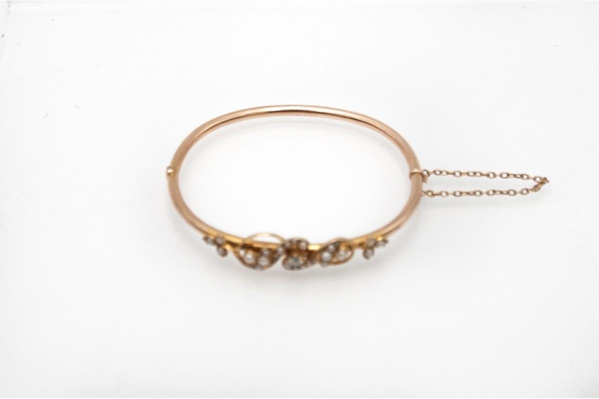 Oval stiff bracelet made of yellow 9-carat gold from the end of the 19th century.

A simple, timeless form of a stiff bracelet decorated with a delicate Art Nouveau motif - a flexible line of decoration with plant ornaments interwoven with pearls