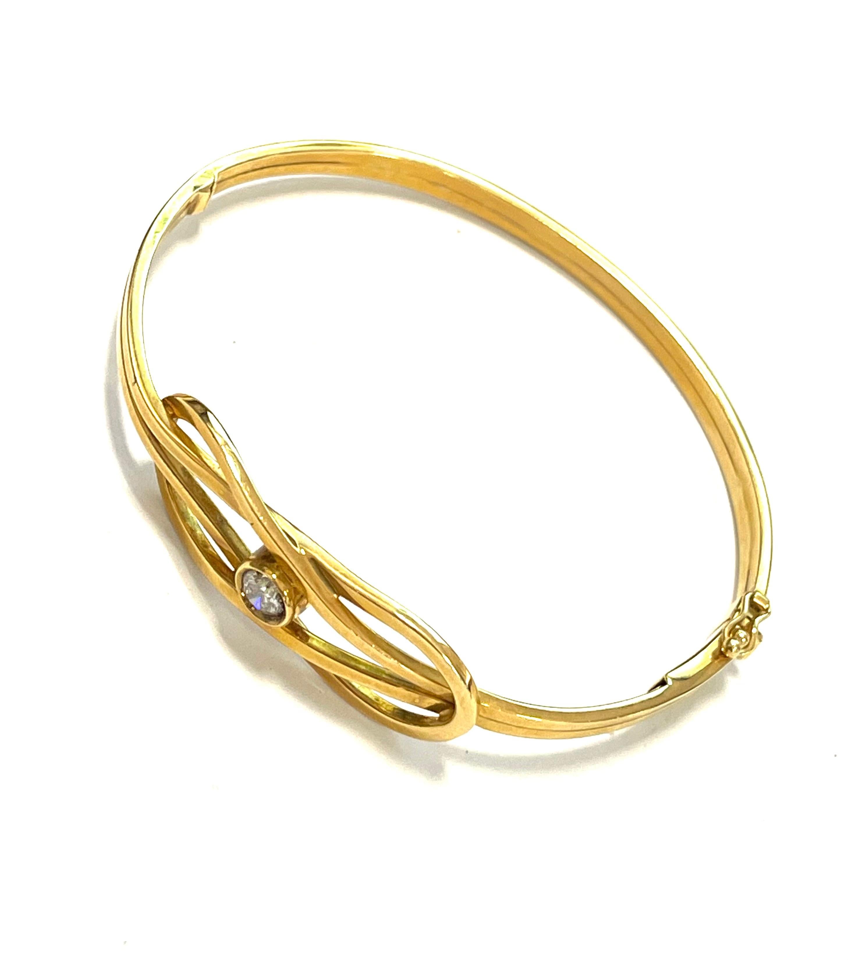 Bangle in 18 kt yellow gold and white diamonds
The total weight of the gold is GR 13.90
The weight of diamonds is ct 0.34

Stamp 10 MI 750
Earrings and chocker available to complete the set

