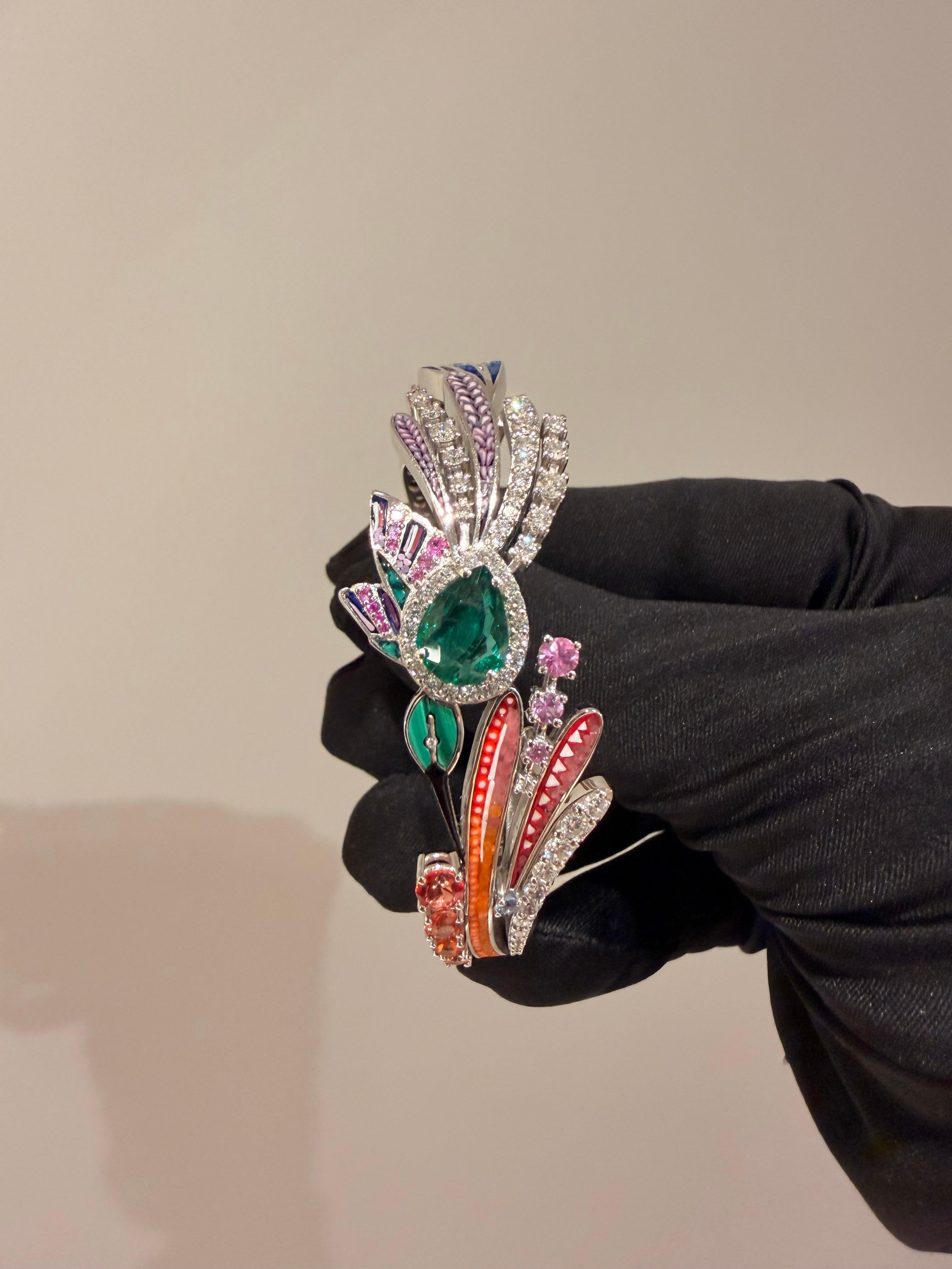 Taglio misto Bracciale in oro bianco con smeraldi, malachite, zaffiri e diamanti bianchi in vendita