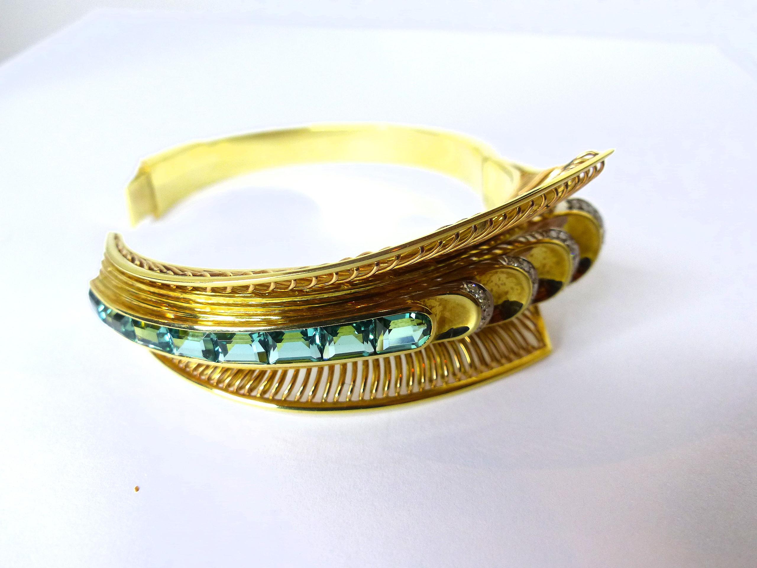 Bangle in 14k Yellow Gold with Green Tourmalines and Round Diamonds D/VS, 0, 38ct In Excellent Condition For Sale In Idar-Oberstein, DE