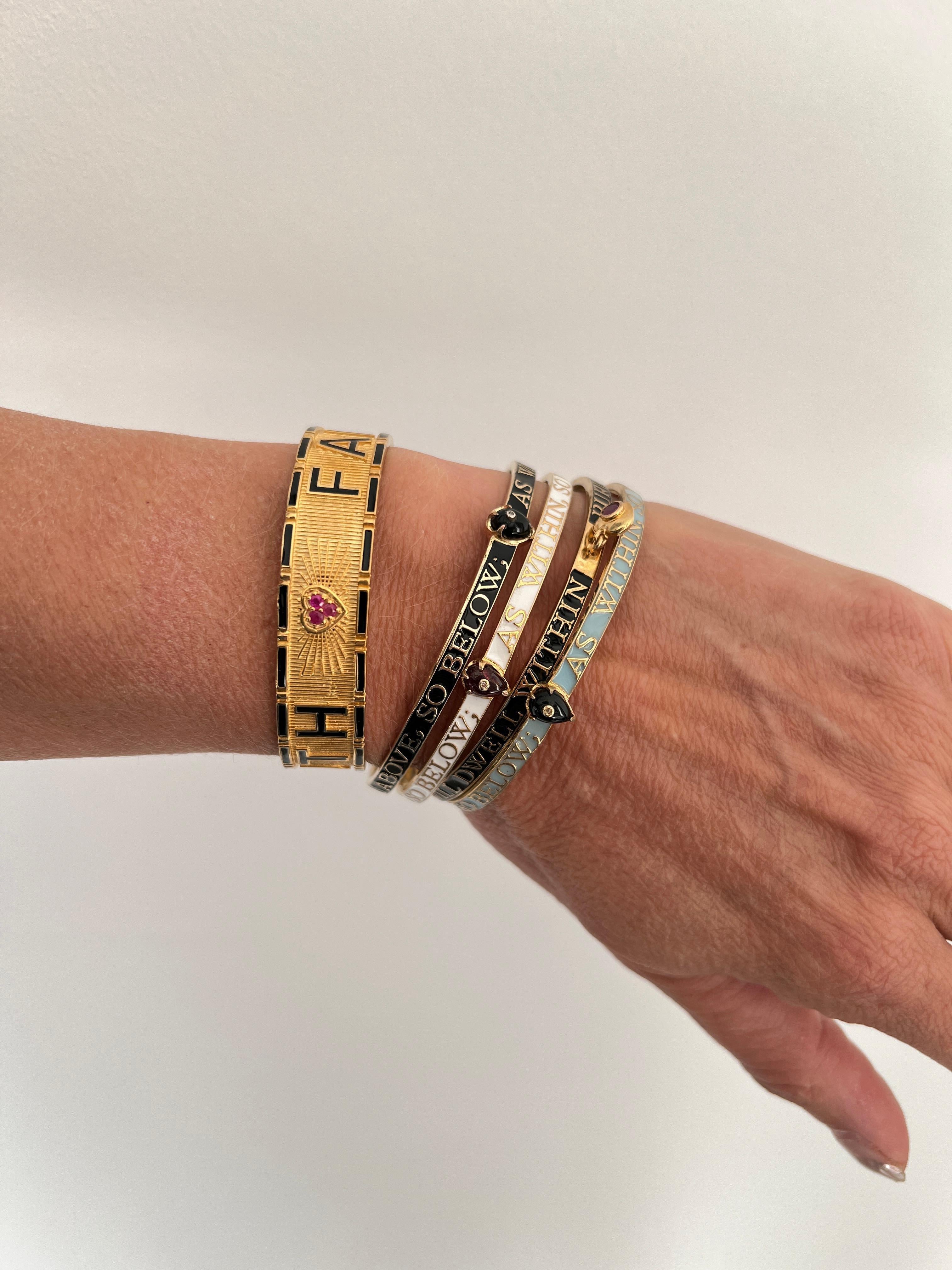 Pulsera Azul Claro Esmalte Diamante Ónice 

El Brazalete Esmalte Azul Claro Ónice Diamante es una pieza hecha a mano con un acabado de esmalte azul claro sobre latón chapado en oro de 14k, engastado con piedras preciosas de ónice negro y diamante.