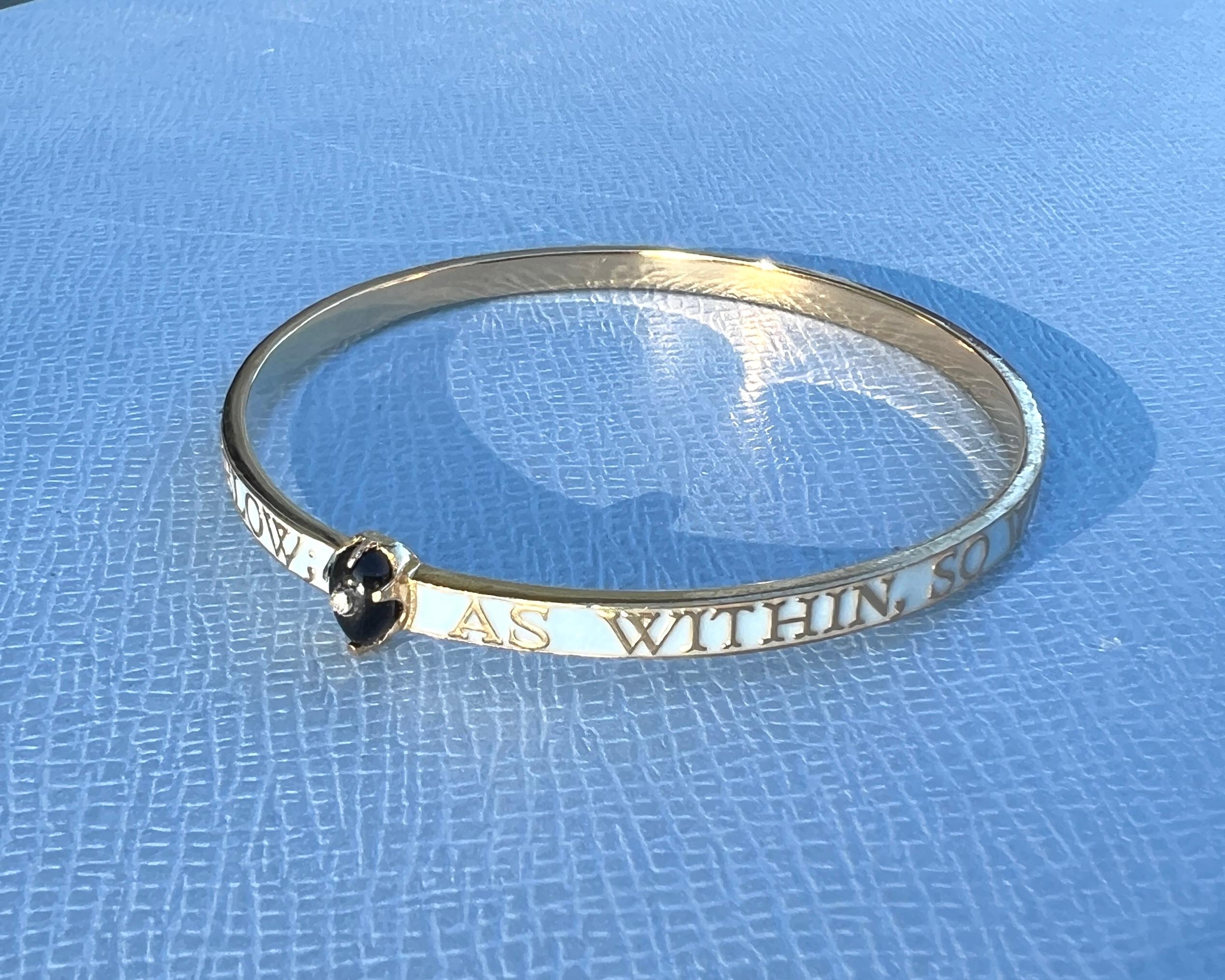 Bangle Smalto azzurro Diamante Onice 

Il Bangle Light Blue Enamel Diamond Onyx è un pezzo artigianale con smalto azzurro su ottone placcato oro 14k, con onice nero e diamanti incastonati. Questo braccialetto reca l'iscrizione 