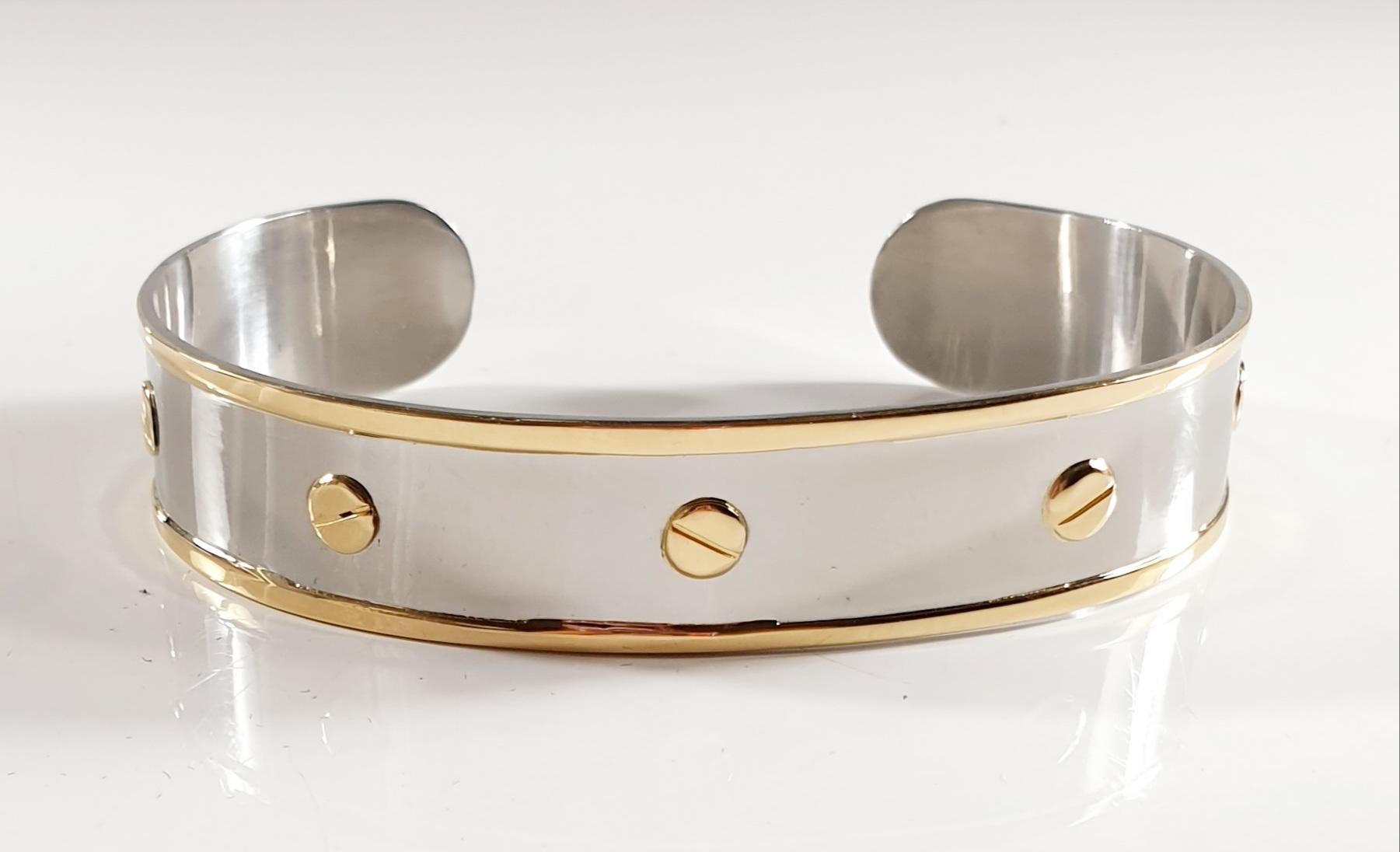 One of the most stylish designs, this classic and estament  Love Bangle bracelet
Crafted in stainless steel and  18k Yellow Gold
weights 22,8 grams.
Size for medium wrists lenght  17cm 6,69inches x 1cm  0,39 inches

PRADERA is a second generation of
