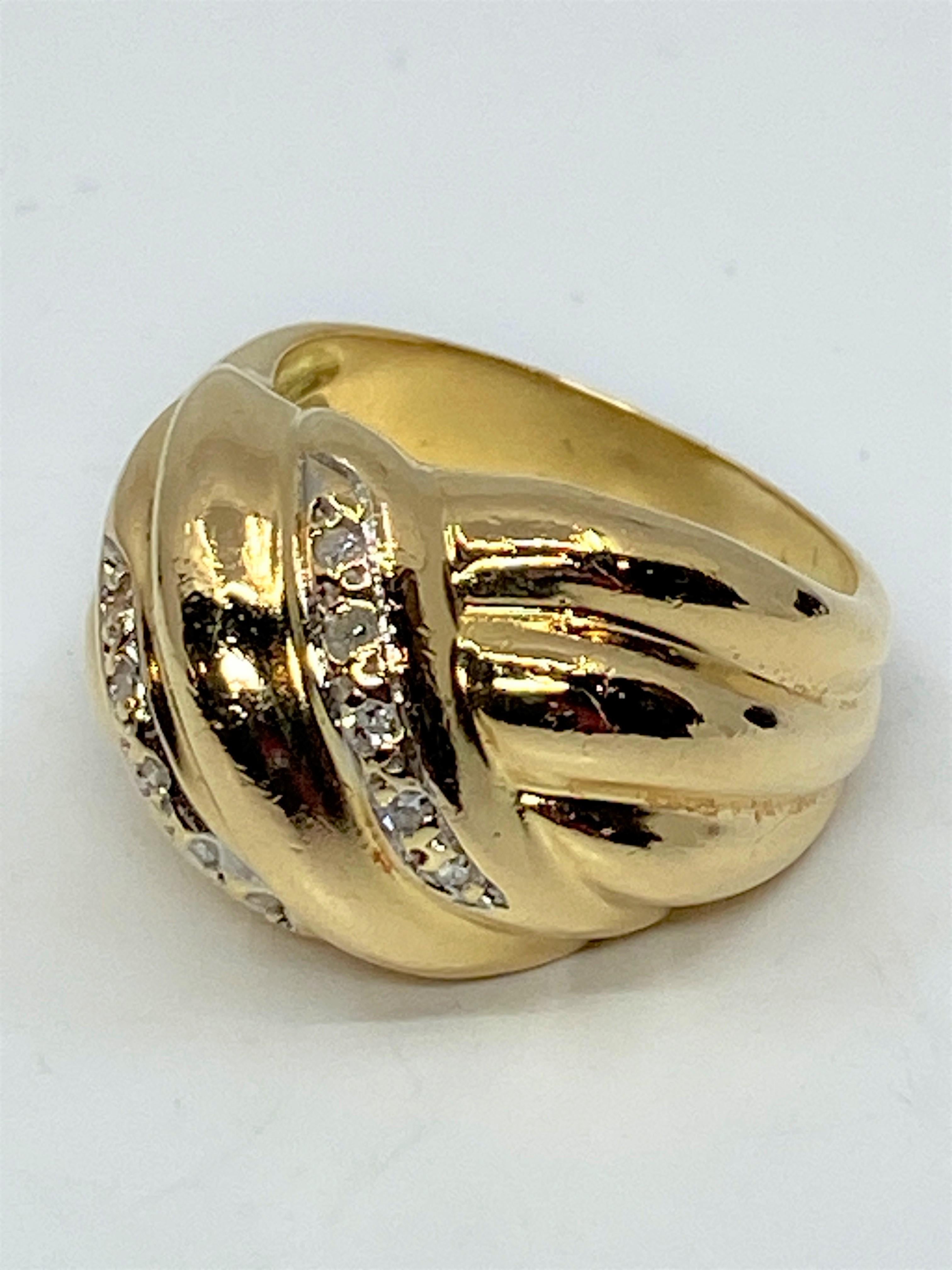 Bague en or jaune 18 carats de modèle godrons sertie de 2 lignes ornées de 10 diamants pour environ 0.10 carat au total. Le charme de cette bague est du à son volume tout en hauteur et en rondeur. Ses triples godrons s’affinant sur le doigt apporte