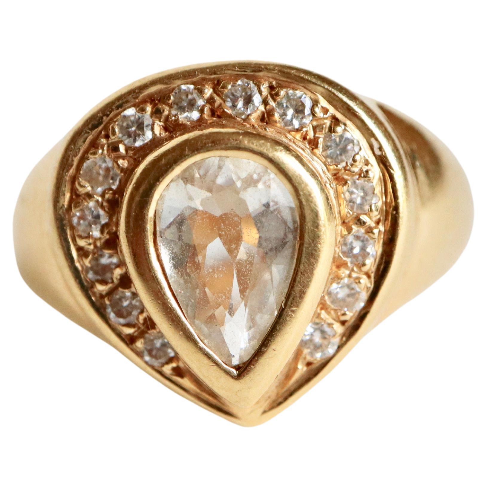 Birne Diamant 18kt Gelbgold Armreif Ring
Armreif mit einem zentralen birnenförmigen Diamanten in Lünettenfassung, 8 x 6 mm groß, 1,5 mm tief, mit einem Gewicht von 0,75 bis 1 Karat. Umgeben von 14 kleinen Diamanten. 
Diamant Birne : Schätzung:
