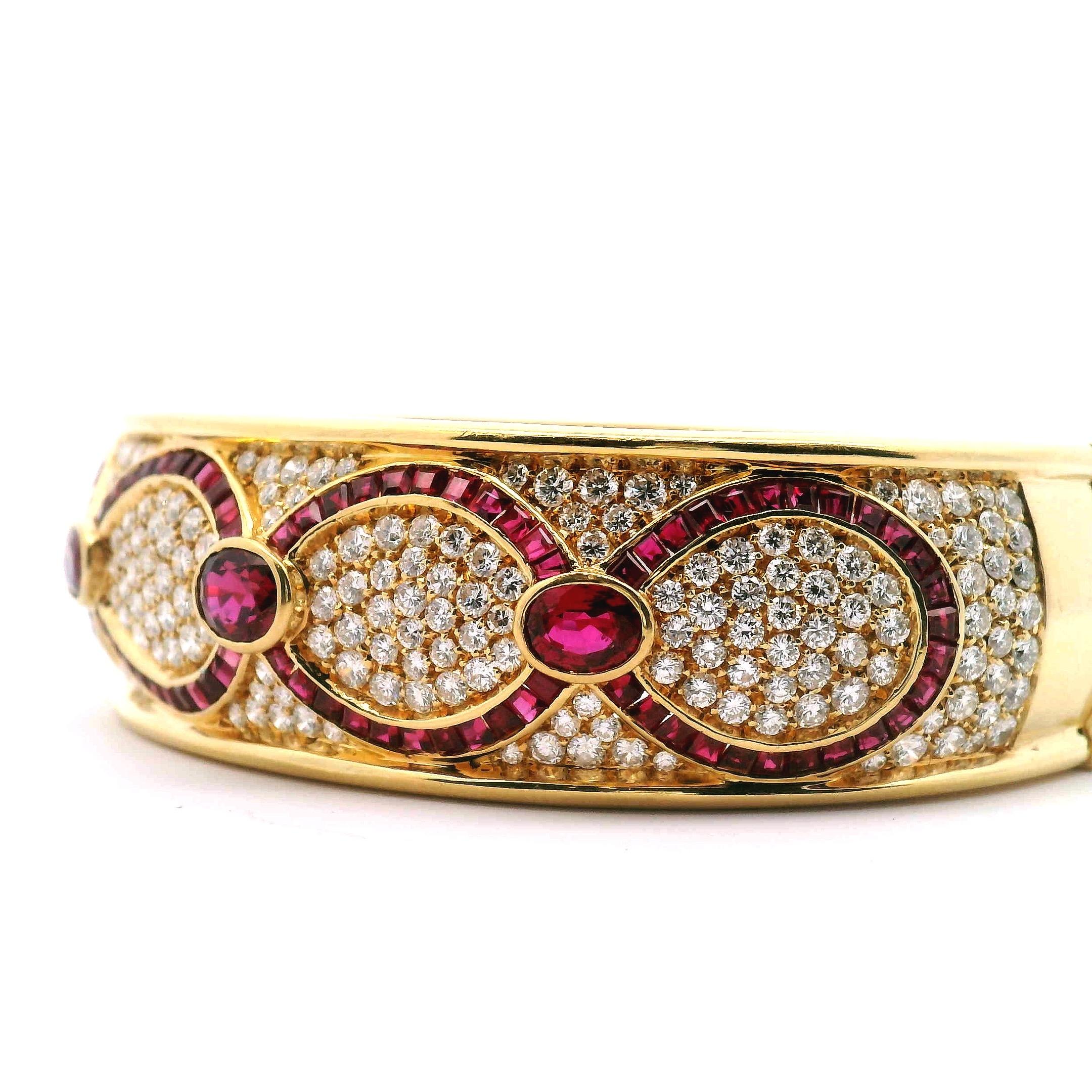 Bracelet de dame avec motif infini à quatre boucles en rubis. Fond de diamant multi pave en or jaune 
composé de :

Les diamants ont une valeur approximative de 5 cttw.
Le degré de clarté est VS1
Le grade de couleur est G-H 

Les rubis pèsent