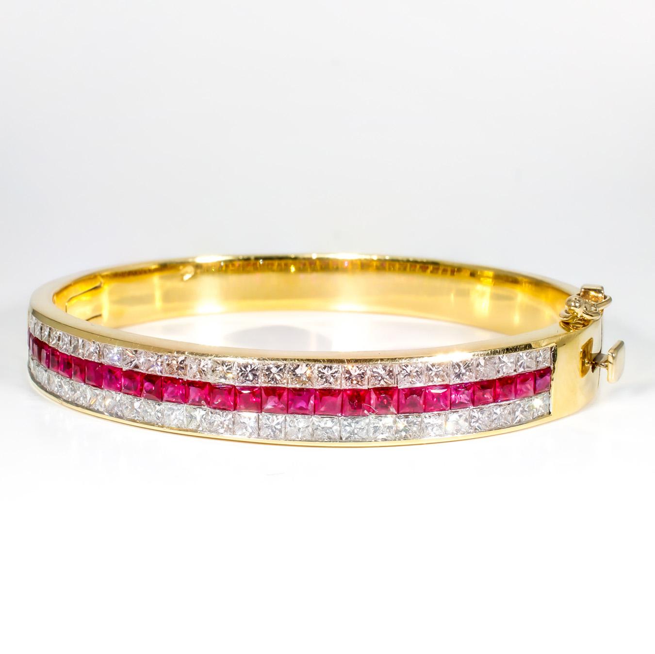 Bracelet jonc avec rubis et diamants taille princesse. D4.02ct.t.w.  Rubis 2.76ct.t.w. en vente 1