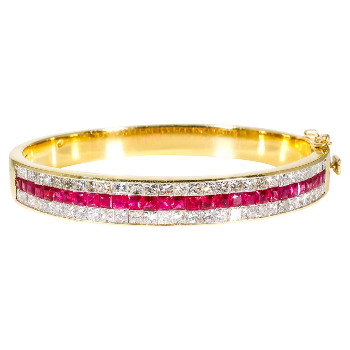 Bracelet jonc avec rubis et diamants taille princesse. D4.02ct.t.w.  Rubis 2.76ct.t.w. en vente