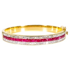 Bracelet jonc avec rubis et diamants taille princesse. D4.02ct.t.w.  Rubis 2.76ct.t.w.