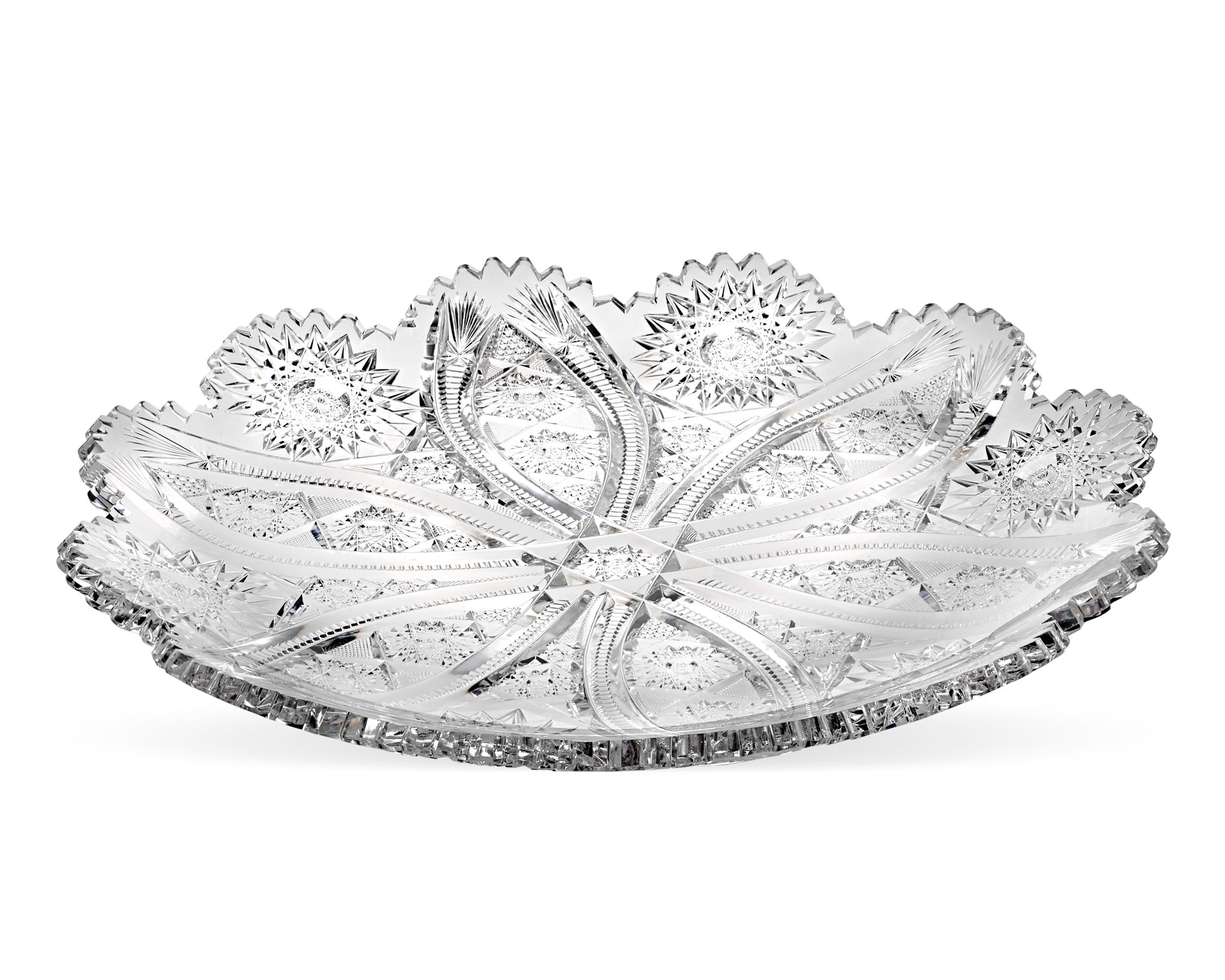 Das Bangor-Muster ziert diese Schale aus geschliffenem amerikanischem Brillantglas der Jewel Cut Glass Company. Das mit hoher Präzision geschnittene Muster zeigt ein detailreiches Hobnail-, Vesica- und Prismenmotiv, das in seiner Ausführung so