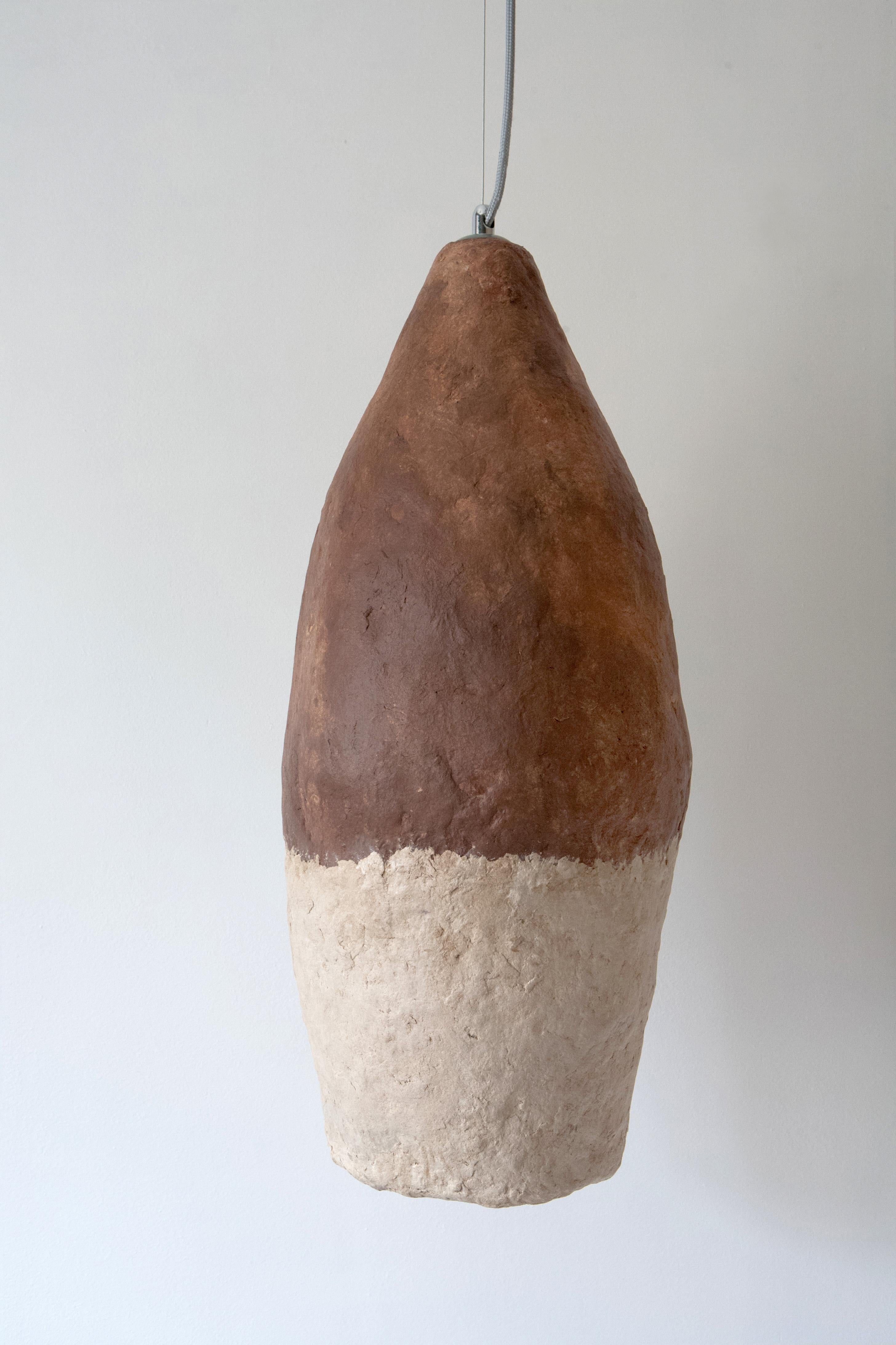 Lampada a sospensione Baniak di Yalanzhi Objects
Dimensioni: P 27 x L 27 x H 60 cm. 
Materiali: Cellulosa. 

La cellulosa è un materiale riciclato che un tempo era una foresta. Una finitura di alta qualità e di lunga durata. Rivestimento altamente