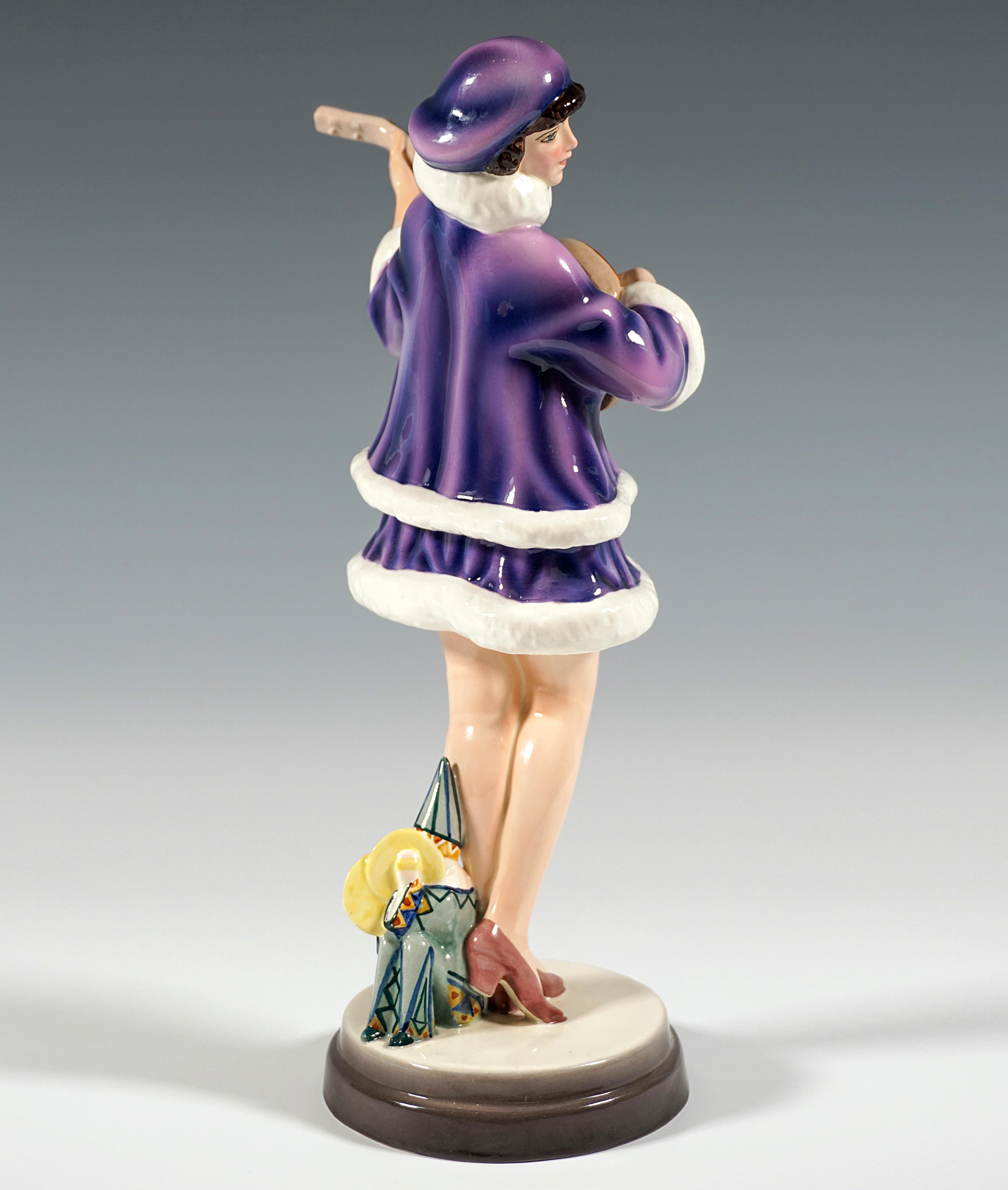 Rara statuetta in ceramica Art Déco Goldscheider del 1930.
Zerline Balten, una ballerina e attrice viennese, è raffigurata mentre si accompagna alla sua 