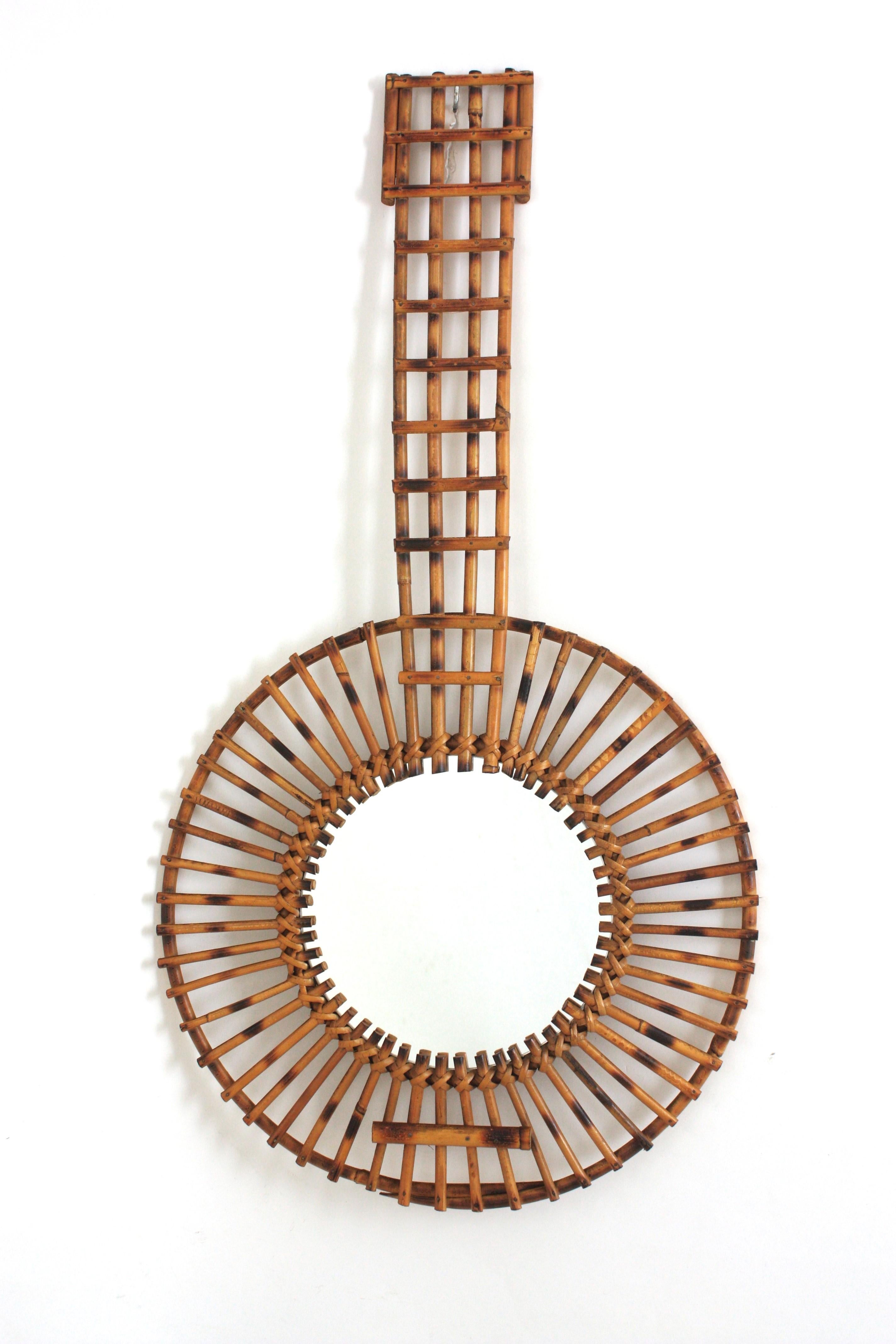 Insólito espejo de pared artesanal de ratán en forma de banjo, Francia, años 50.
Este espectacular espejo tiene un diseño que combina el estilo Midcentury y el sabor natural de la Riviera francesa.
Raro hallazgo.
Excelente estado vintage.
Llamativo