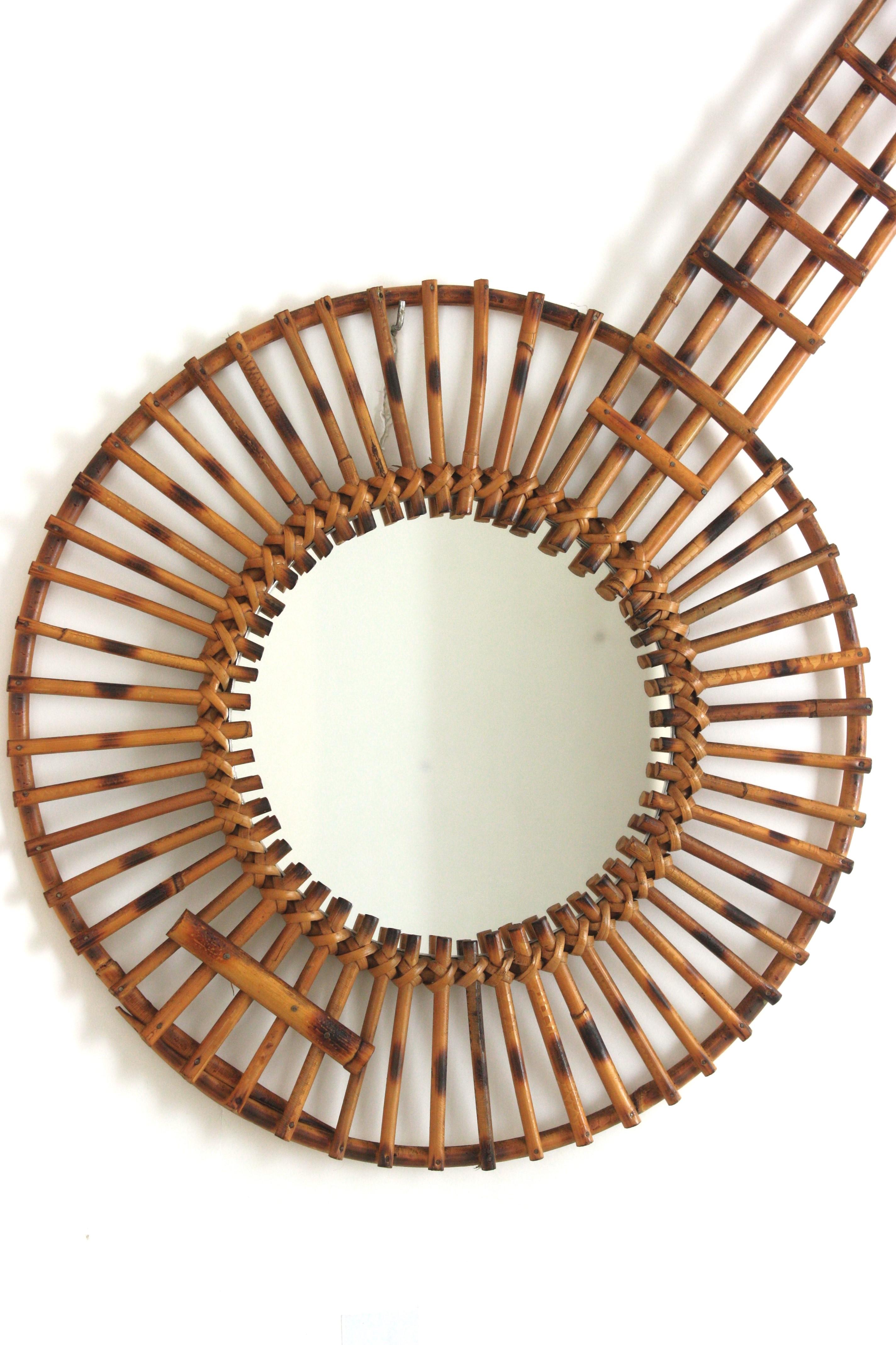 Espejo de pared con forma de banjo en ratán, años 50 Moderno de mediados de siglo en venta