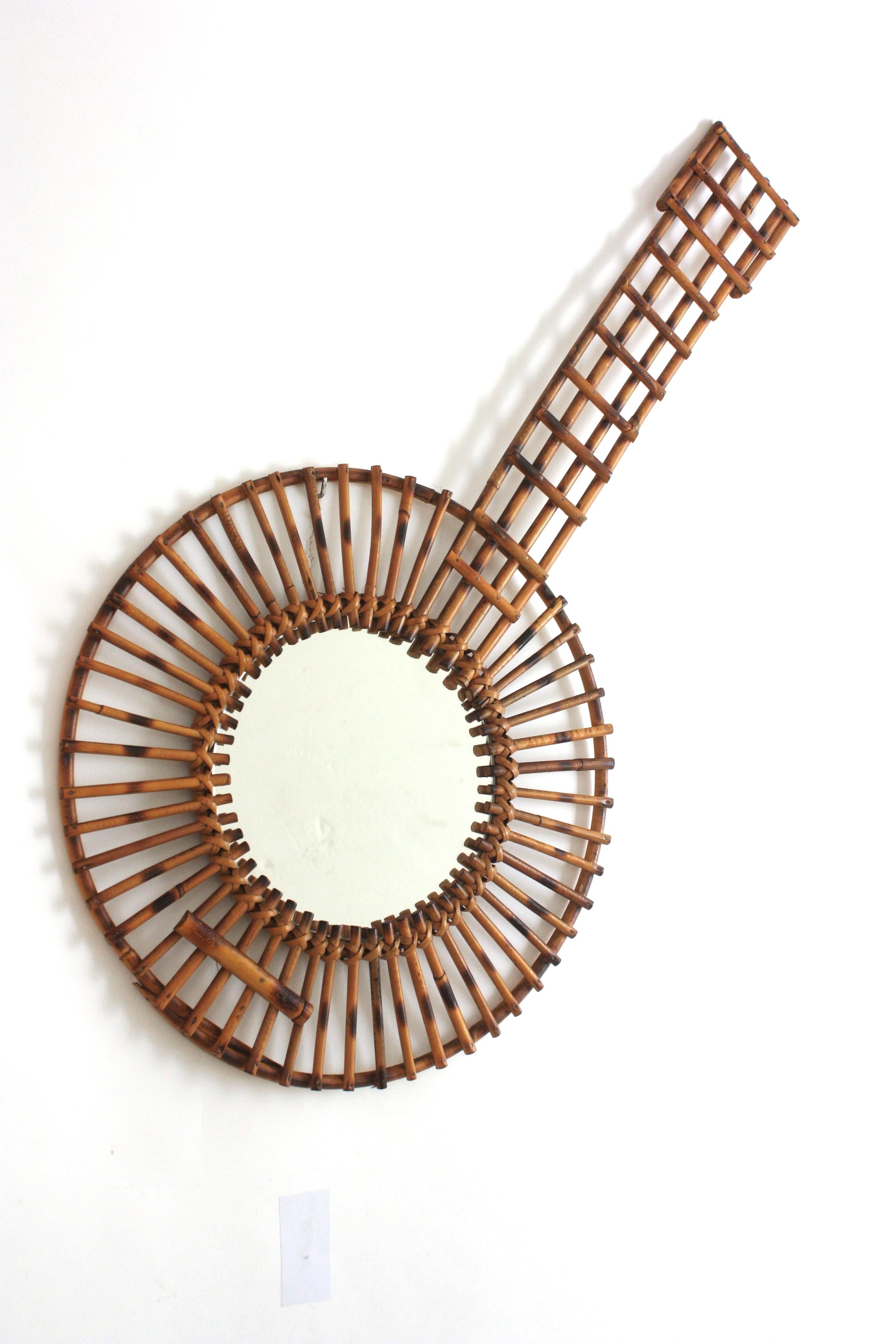 Espejo de pared con forma de banjo en ratán, años 50 Hecho a mano en venta