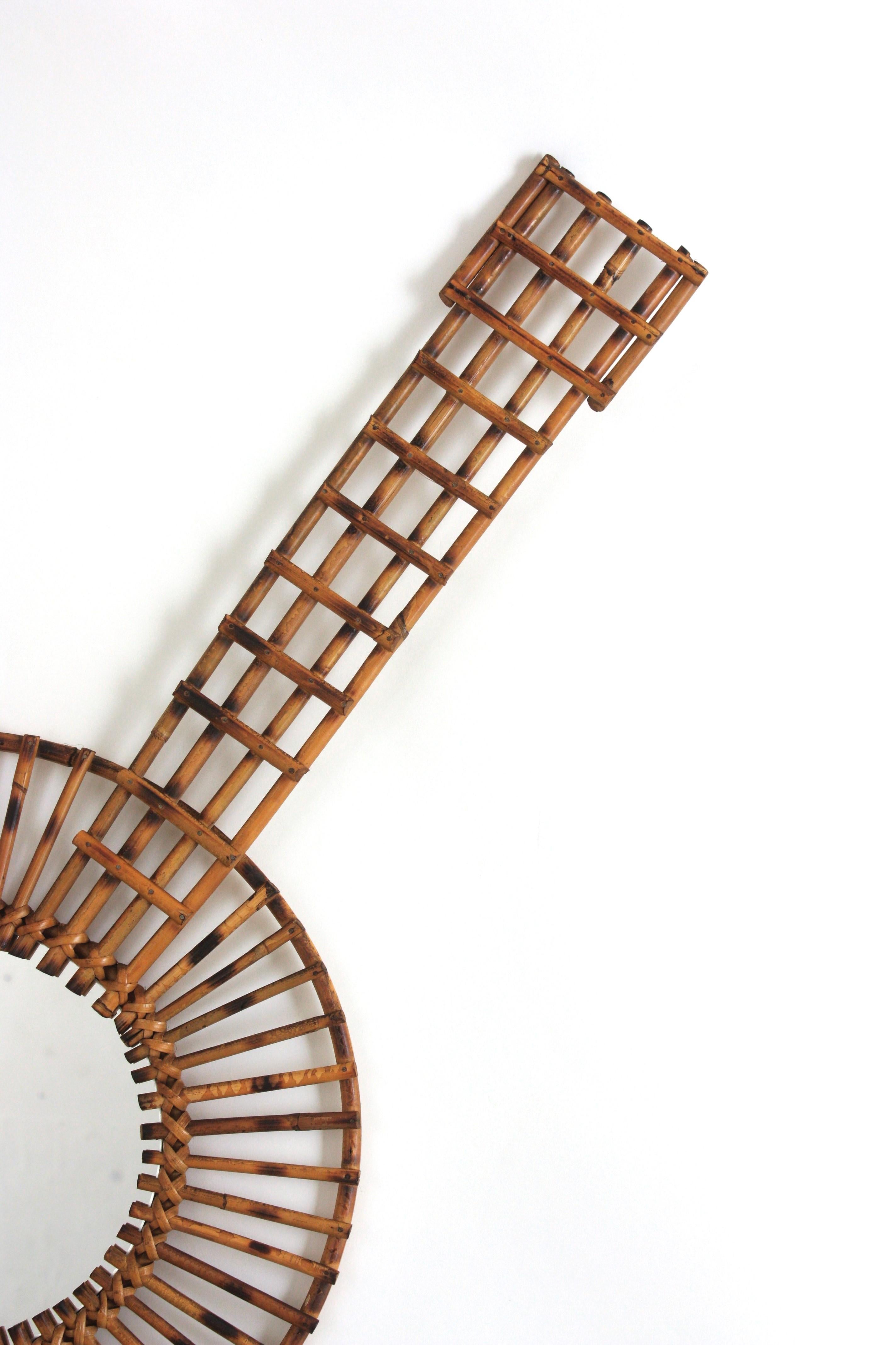 Espejo de pared con forma de banjo en ratán, años 50 en Bueno estado para la venta en Barcelona, ES