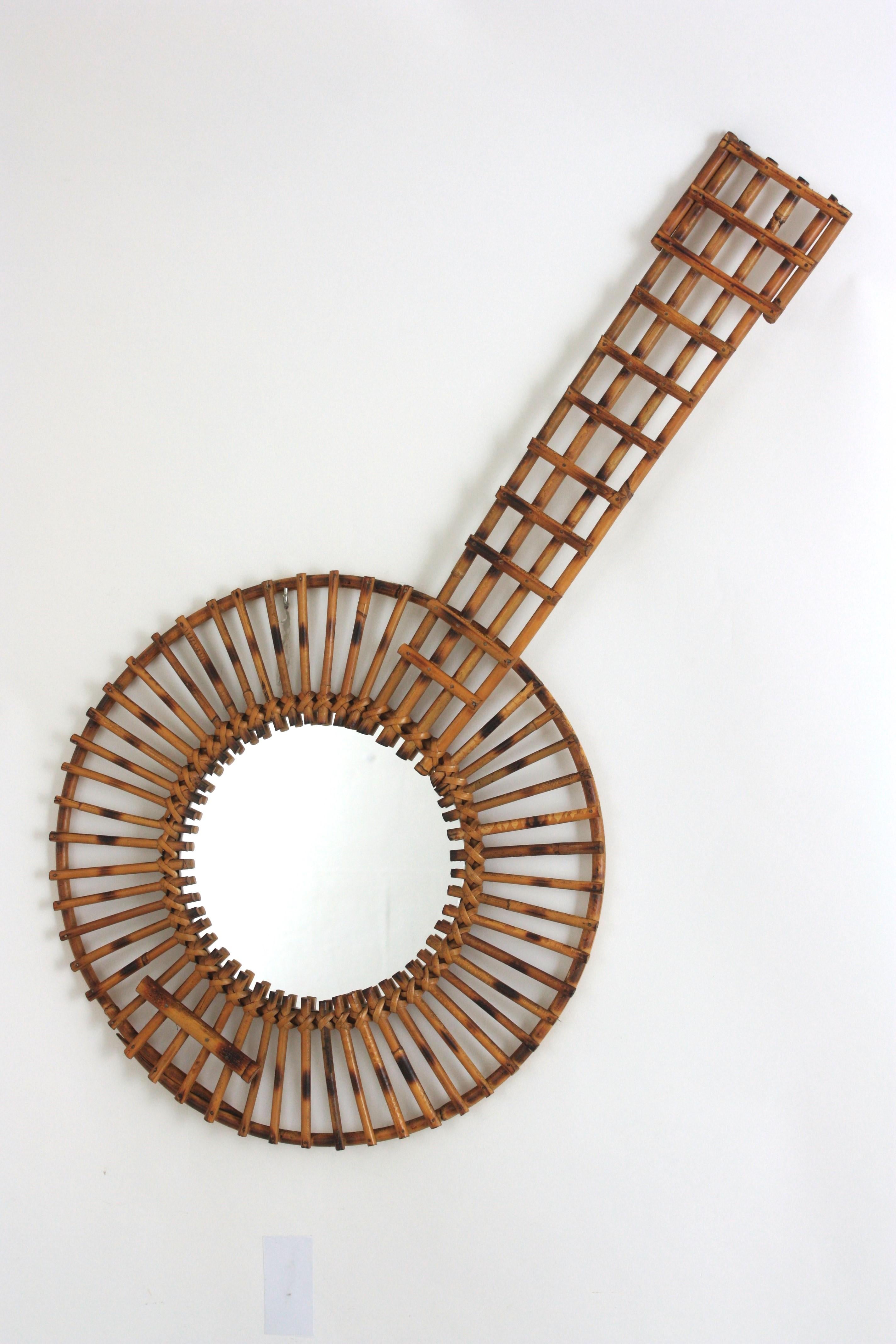 Espejo de pared con forma de banjo en ratán, años 50 siglo XX en venta