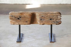 Banque, banc de Hanni Dietrich, en chêne sculpté monté sur des pieds en fer noir soudé