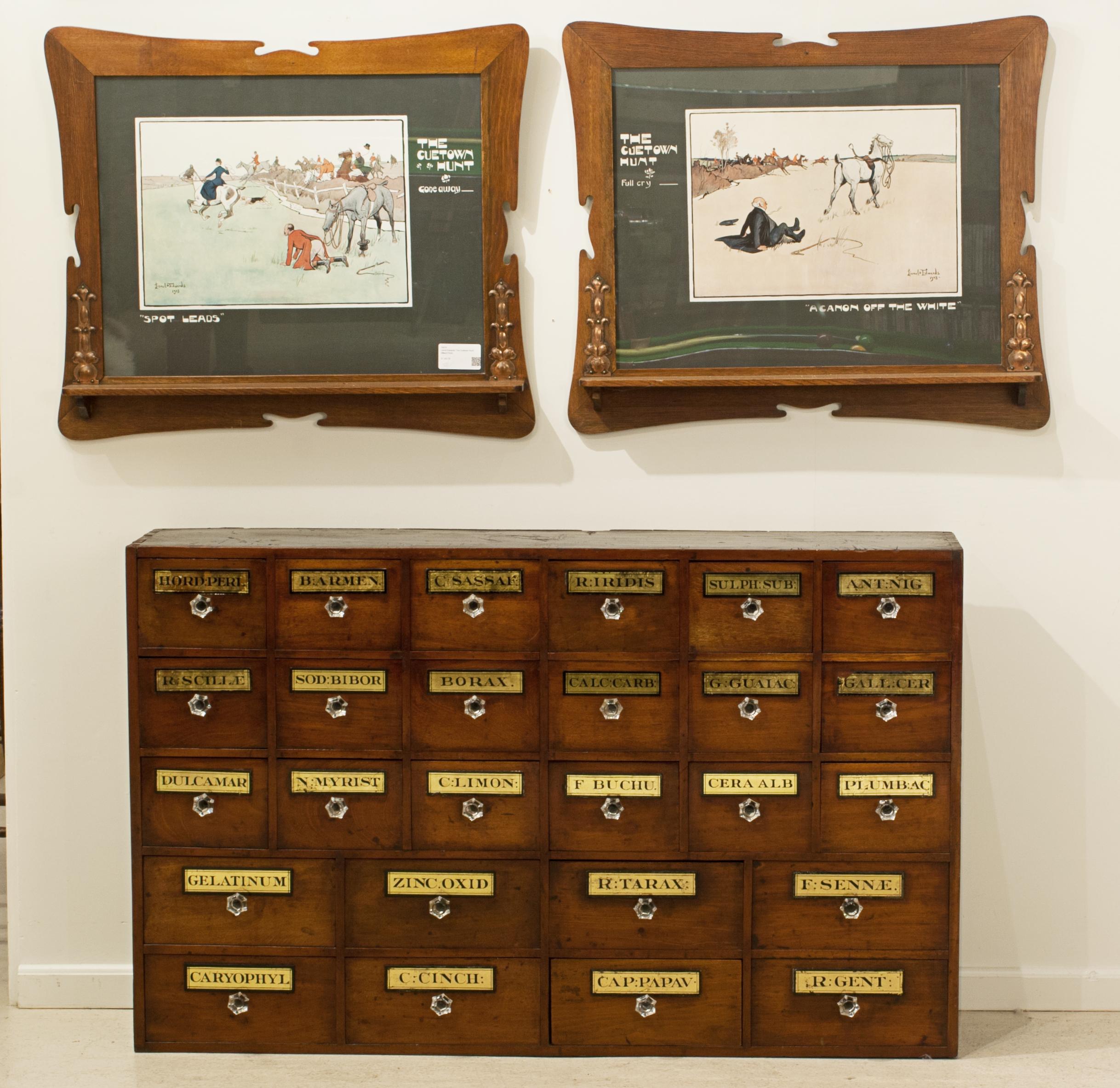 Cassapanca da farmacia della fine del XIX secolo.
Una bella cassettiera da farmacia a 26 cassetti in mogano con pomelli in vetro. Ogni cassetto è stato etichettato con lastre di vetro che riportano i nomi delle sostanze chimiche o delle pozioni un