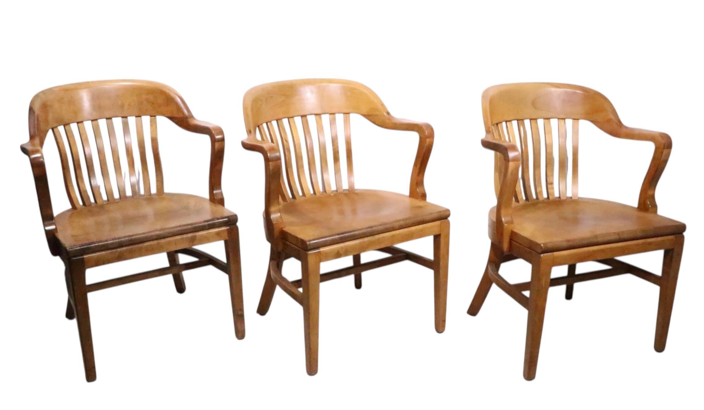 Poltrone classiche della Banca d'Inghilterra, in stile Jury, realizzate da Gunlocke, la Cadillac di questo stile di sedia, intorno al 1920/40. Queste sedie sono caratterizzate dall'auspicabile braccio curvo continuo, dal supporto per lo schienale e