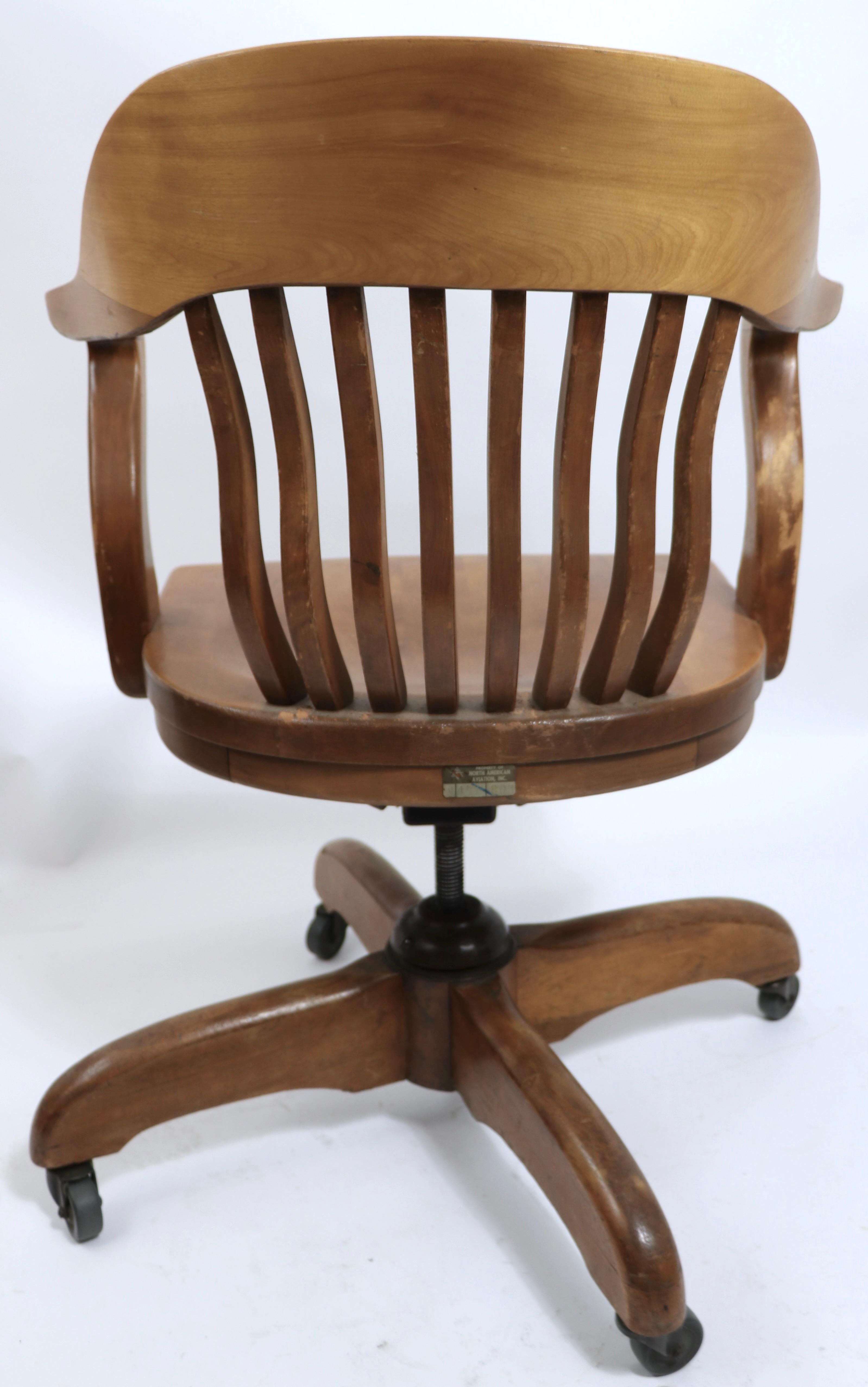 Bank of England Yale Library Jury Swivel Office Desk Chair in Walnut In Good Condition In New York, NY