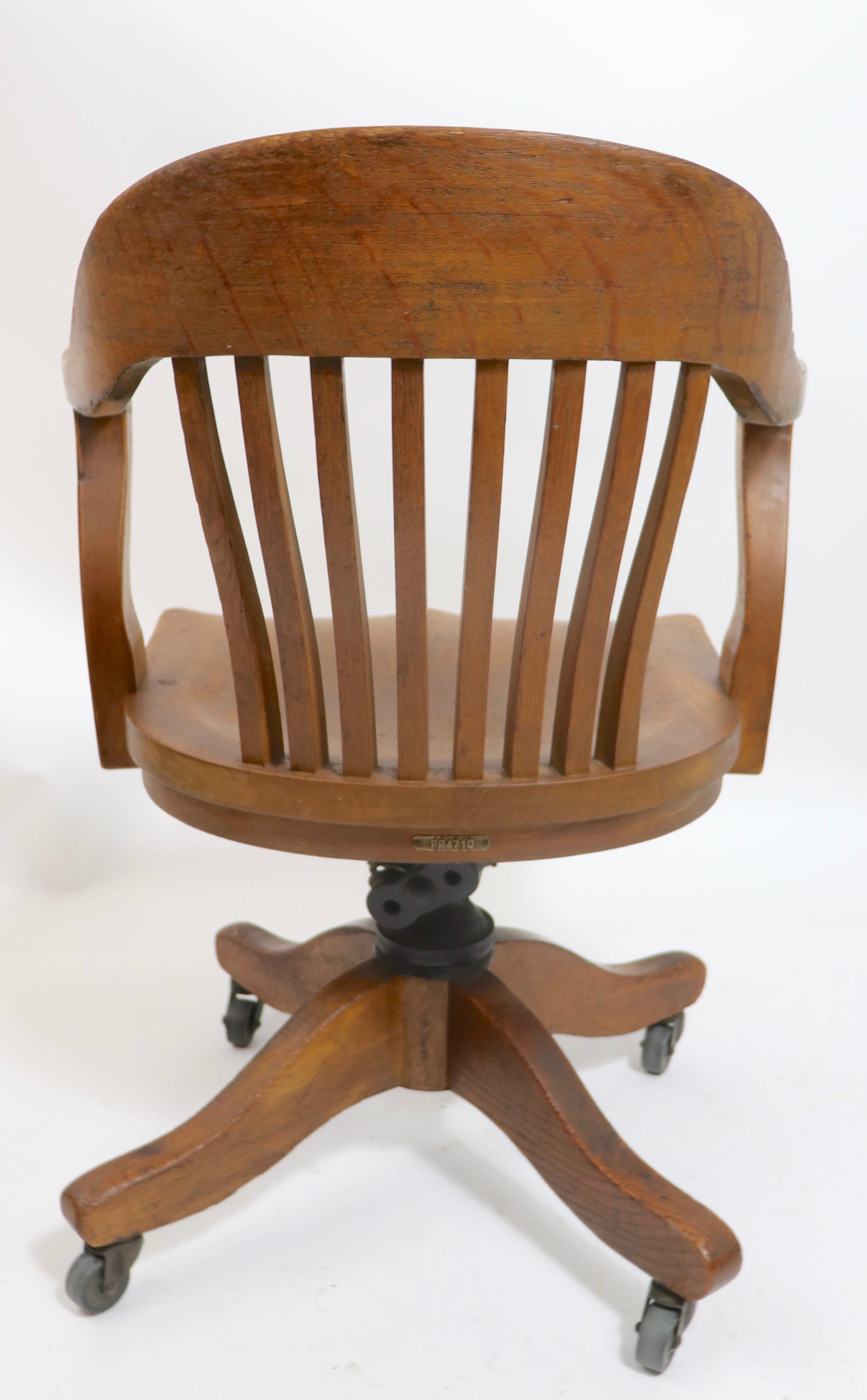 Bank of England Yale Library Swivel Office Desk  Chair in Oak In Good Condition In New York, NY
