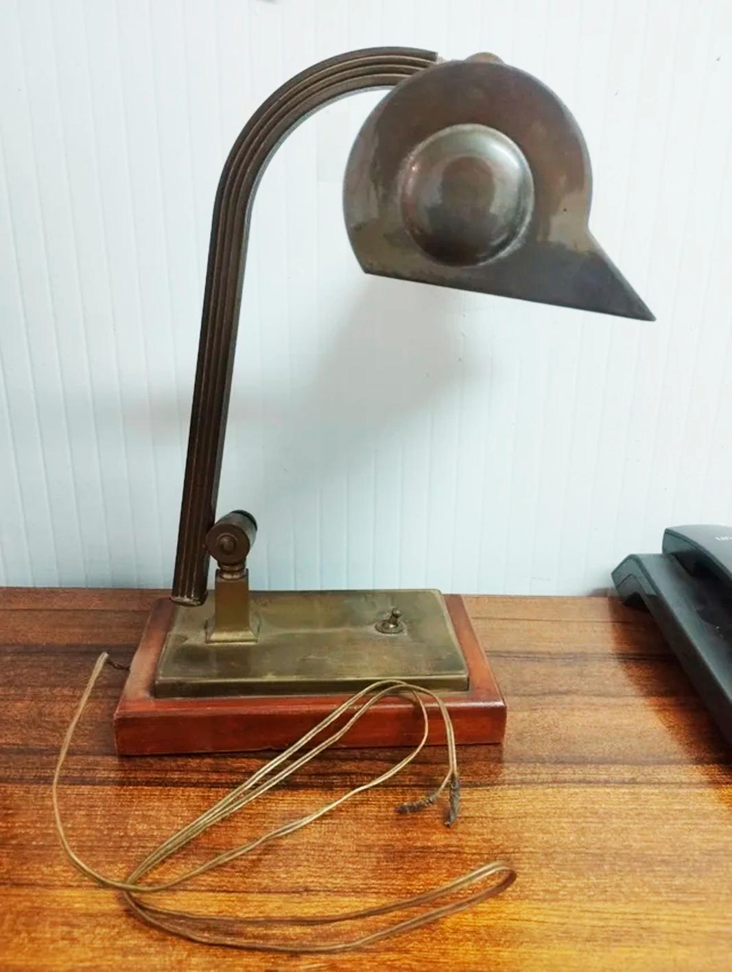  Ar Deco library lamp
Beautiful brass table  brass banker desk or library lamp, early  20th century, 

With the typical signs of the passage of time
Lamps for office, reading or for bedside.

The lamp in the images is with the patina of time, in its