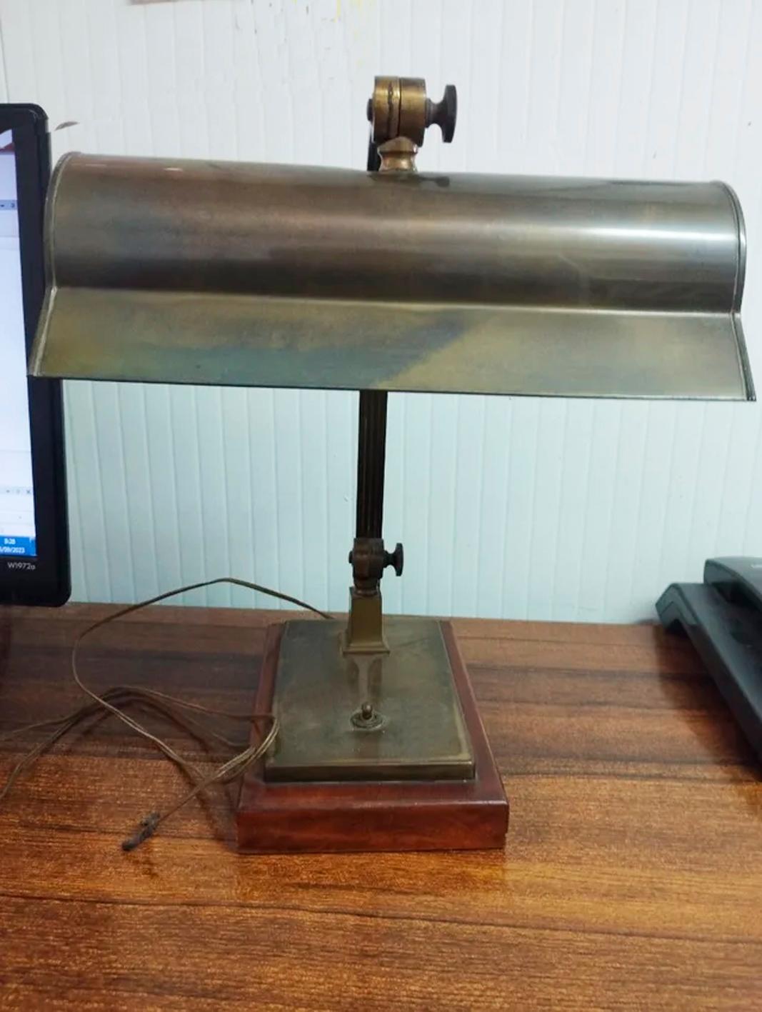 Banker Desk or Library Lamp,  Art Deco Style Early 20th Century, Brass  In Good Condition For Sale In Mombuey, Zamora