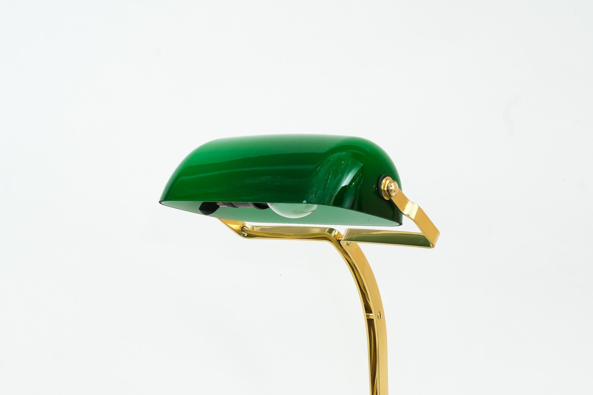 Banker table lamp in the style of Art Deco made around 1990s ( new ) Not a antique lamp!!
Polished brass and enamelled stove
Tiltable from 23 cm to 41 cm (Deep).