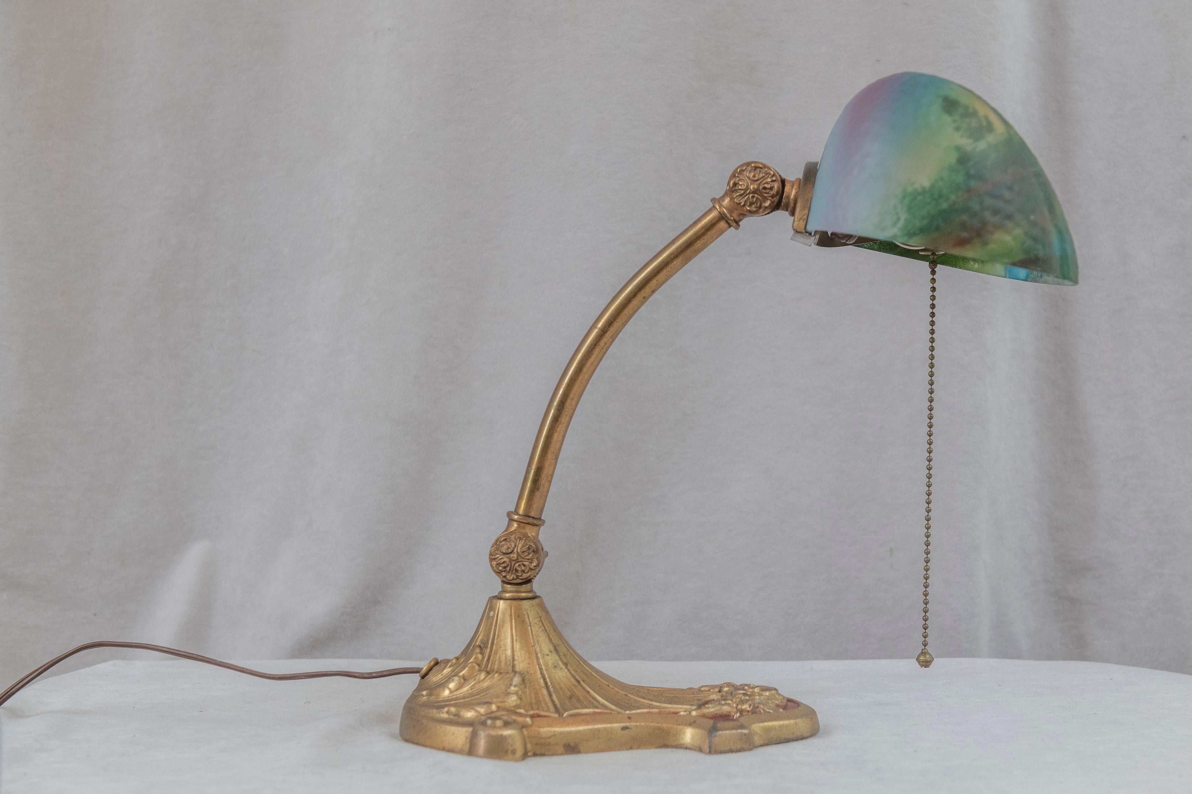 Banker's/Schreibtischlampe von „Pittsburgh Lamp Co.“ Umgekehrter bemalter Schirm, ca. 1920er Jahre (Gegossen) im Angebot
